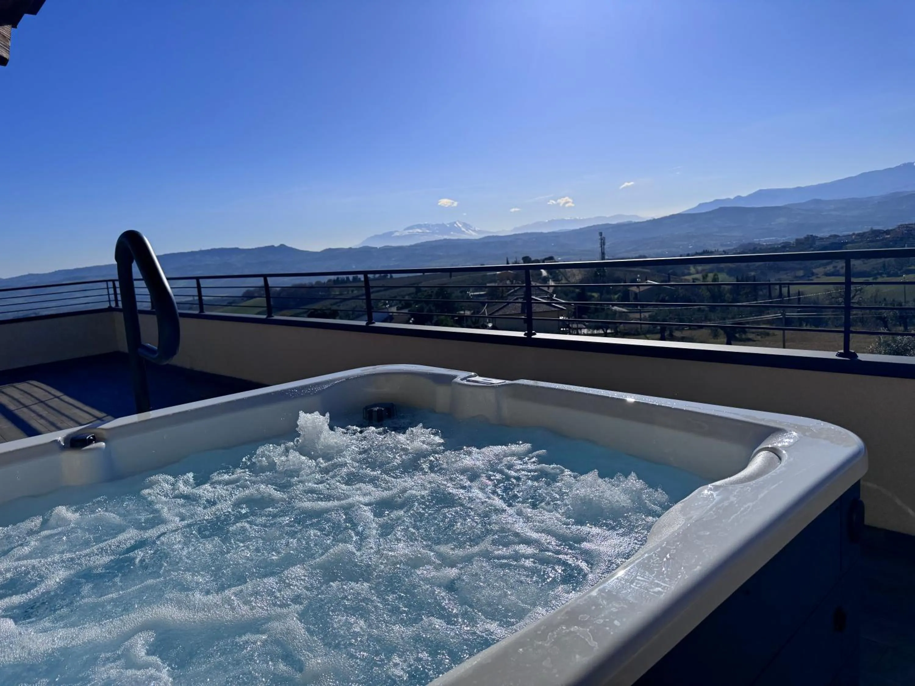 Hot Tub in Cataleya Resort & Spa