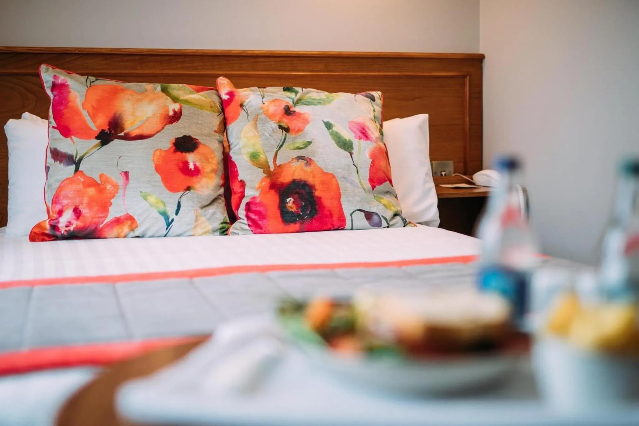 Bed in The Valley Hotel & Carriage Gardens