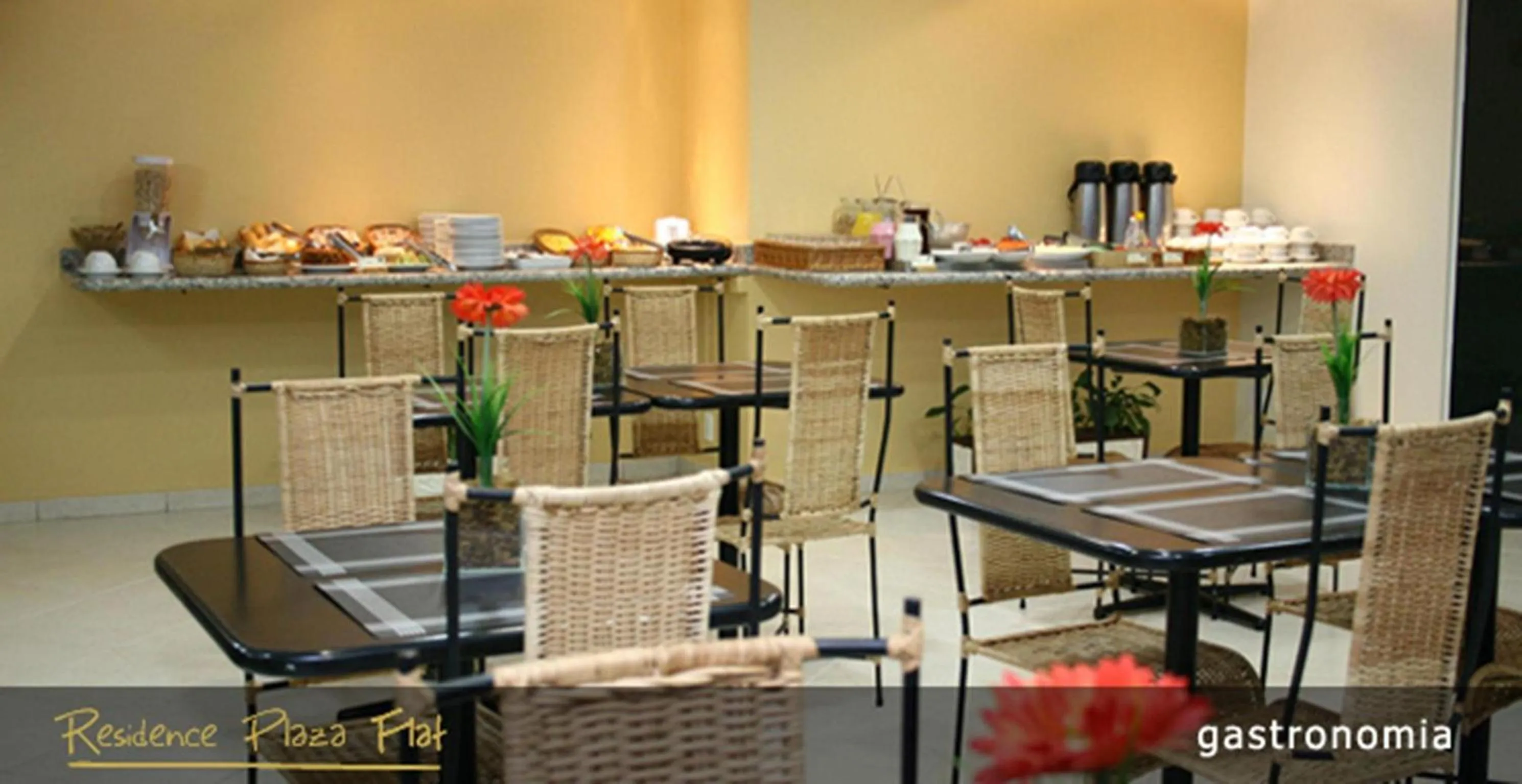 Restaurant/places to eat in Residence Plaza Flat