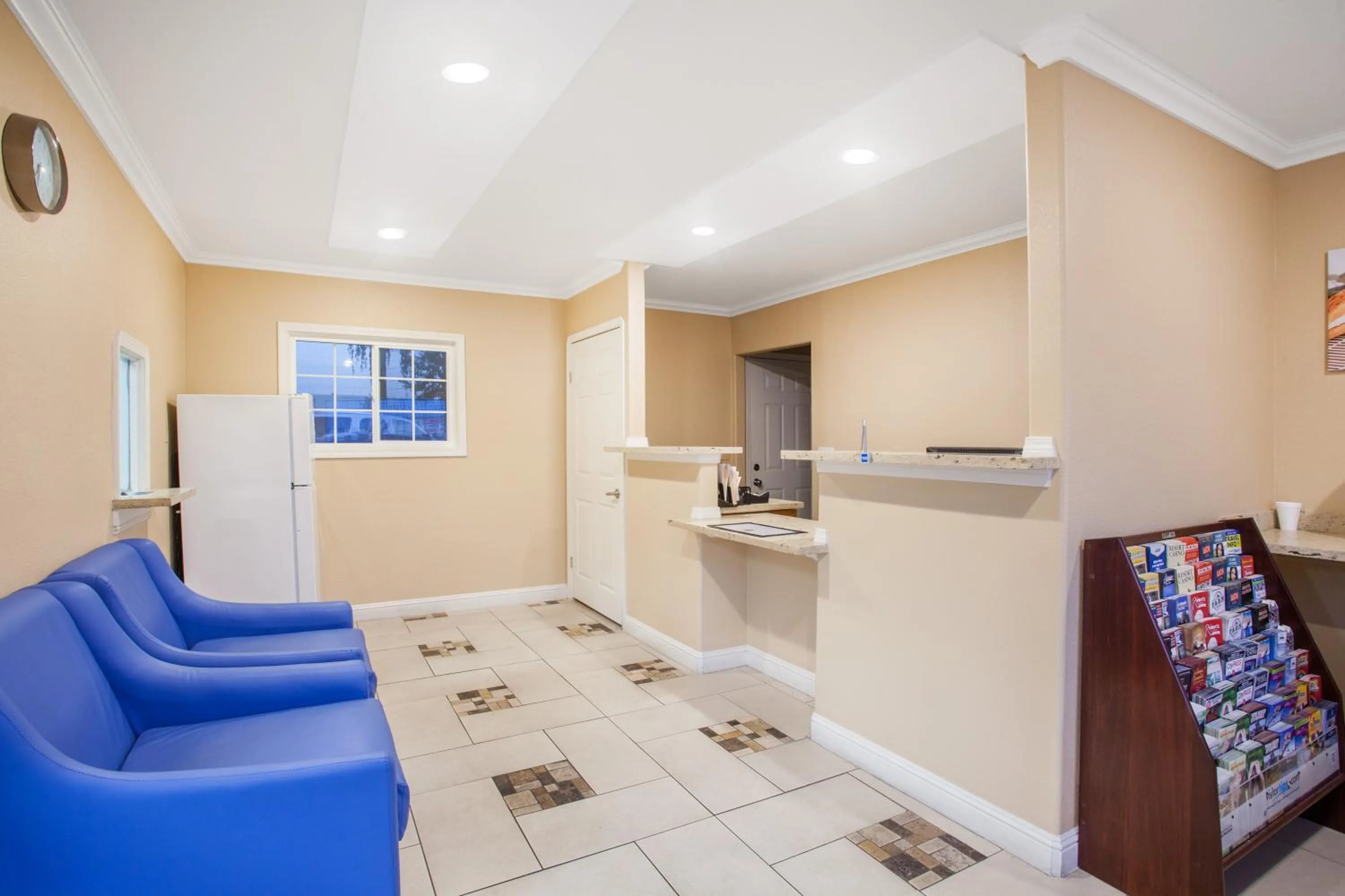 Lobby or reception, Kitchen/Kitchenette in Travelodge by Wyndham Fresno Yosemite Area
