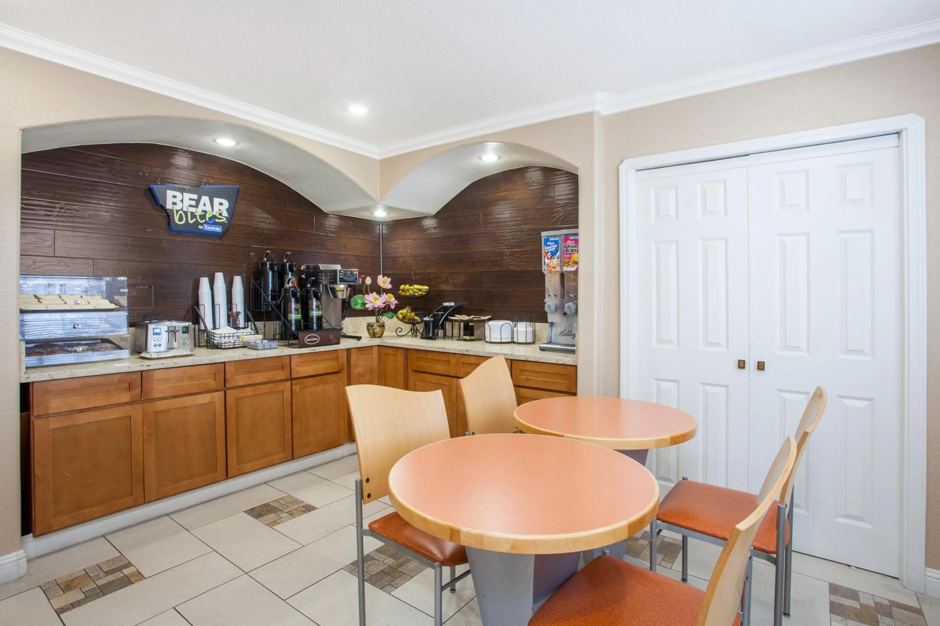 Continental breakfast, Restaurant/Places to Eat in Travelodge by Wyndham Fresno Yosemite Area