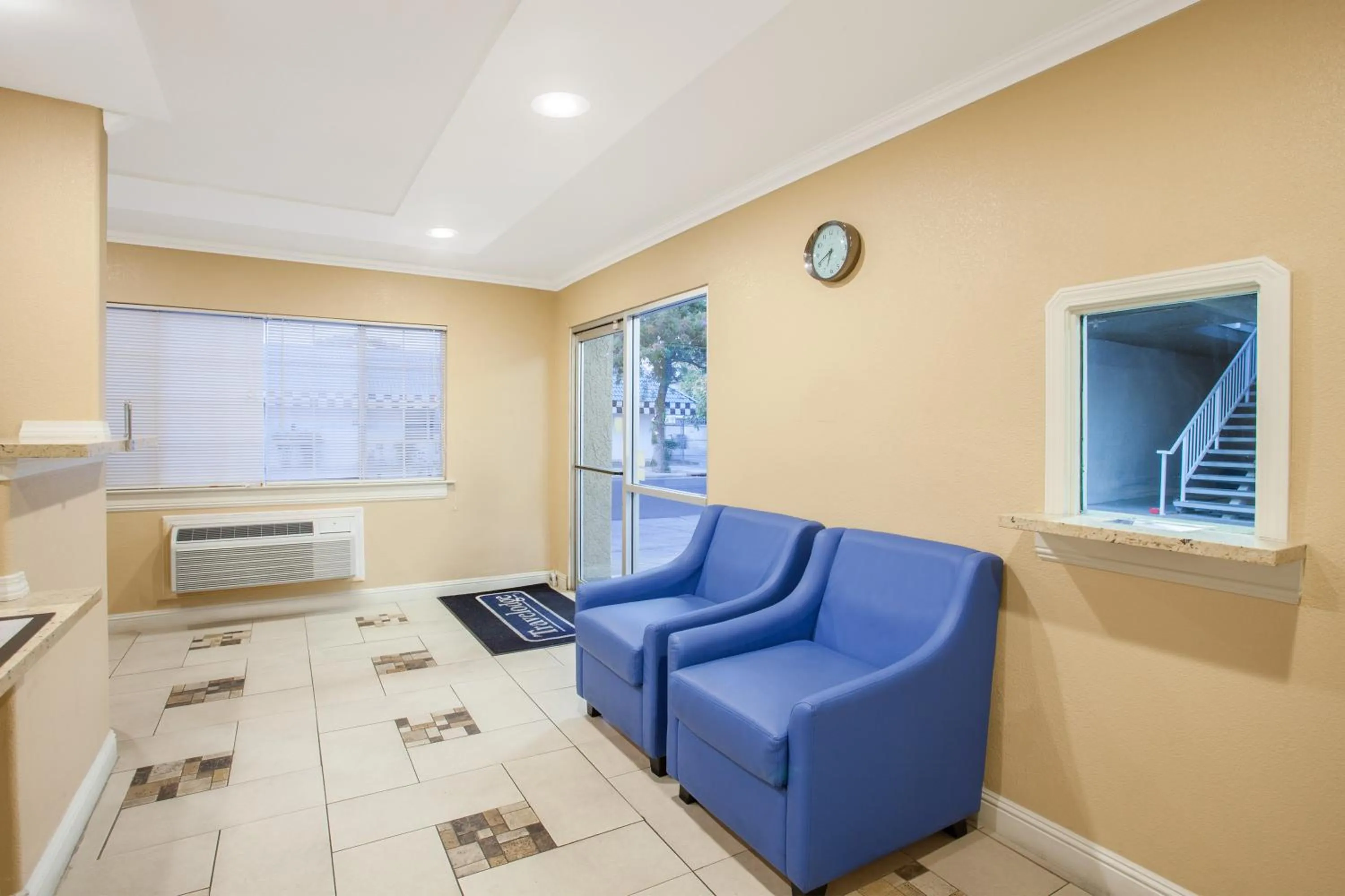 Lobby or reception, Seating Area in Travelodge by Wyndham Fresno Yosemite Area
