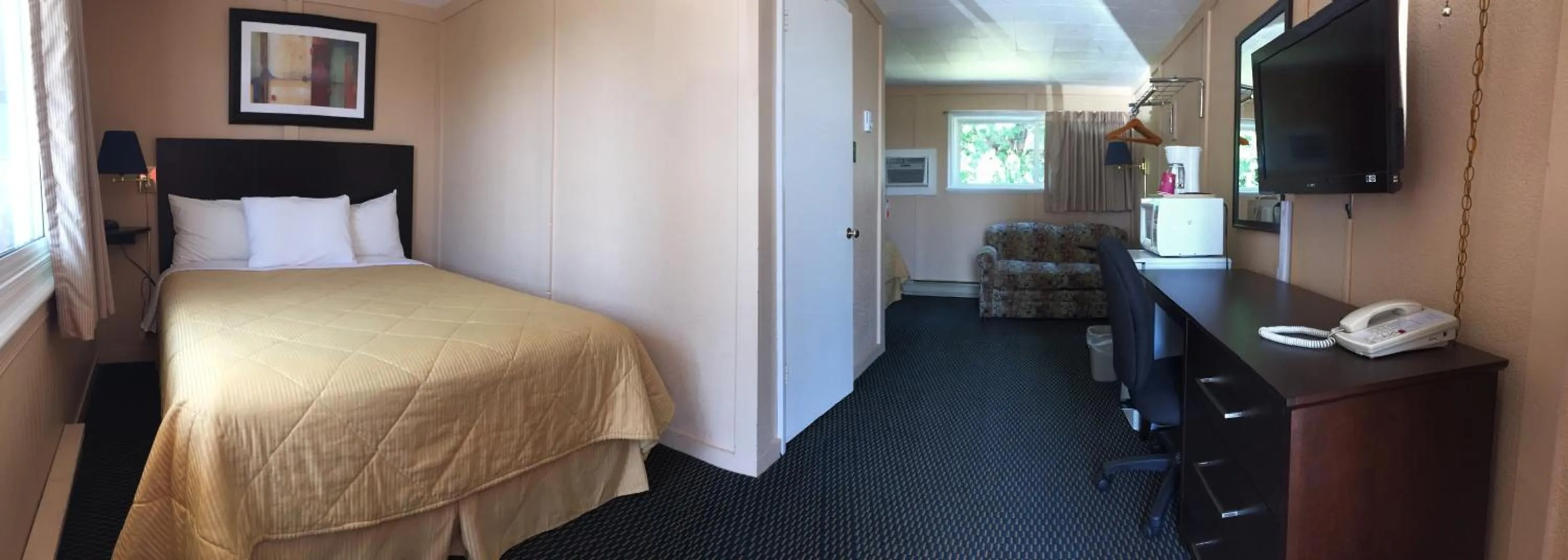 Photo of the whole room, Bed in Country Squire Motel