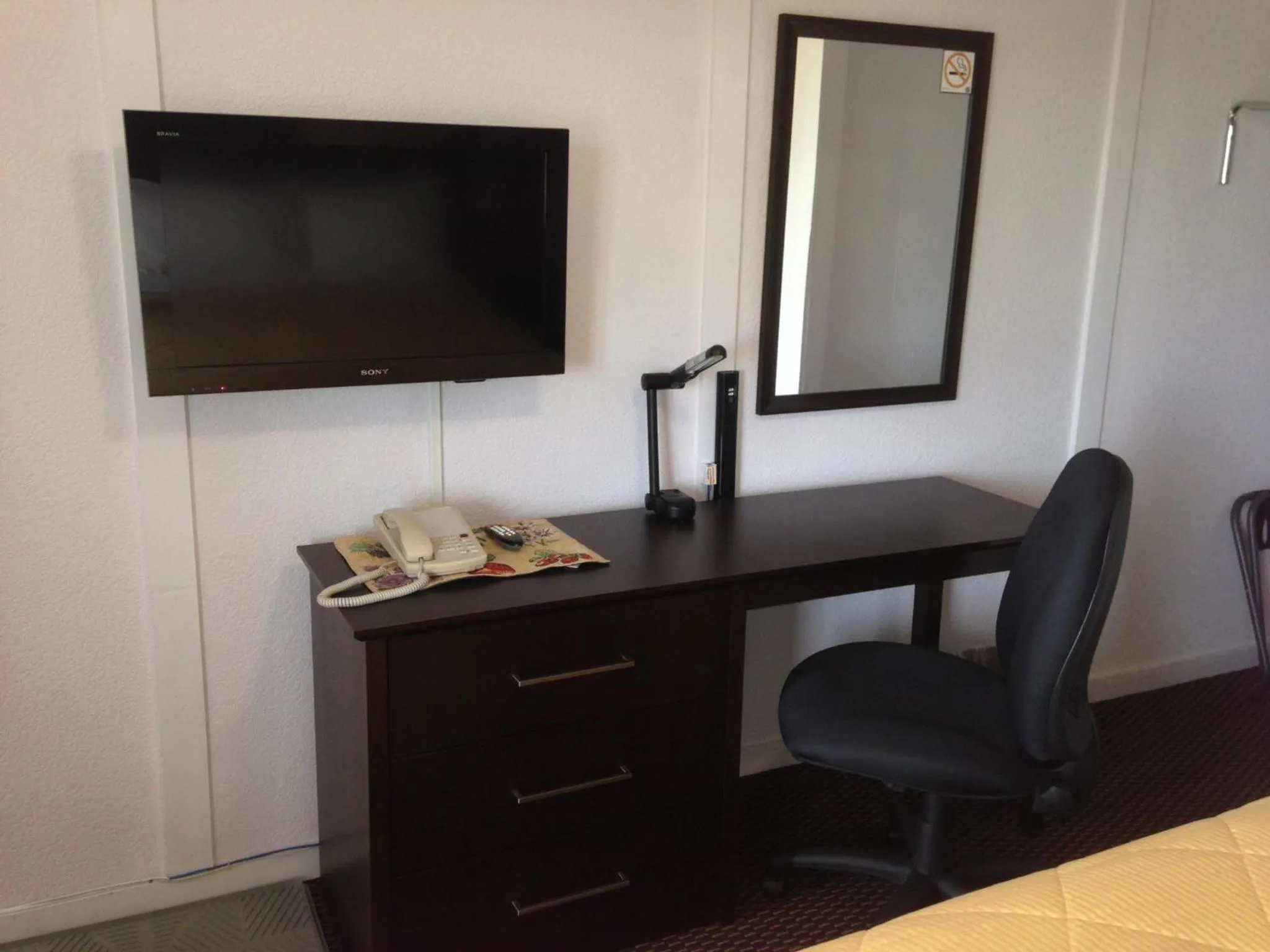 TV and multimedia in Country Squire Motel