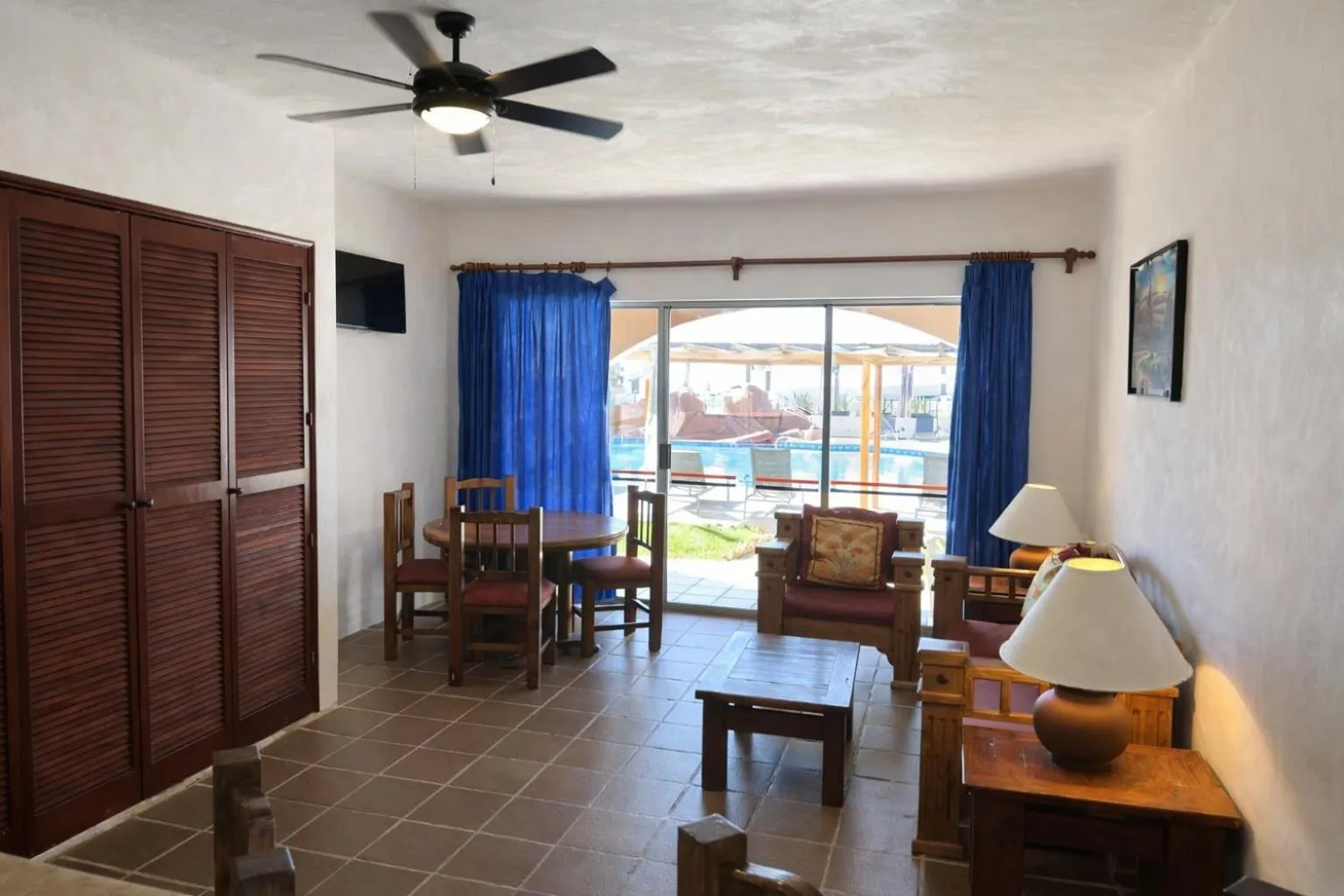Living room in Hotel Quijote Inn