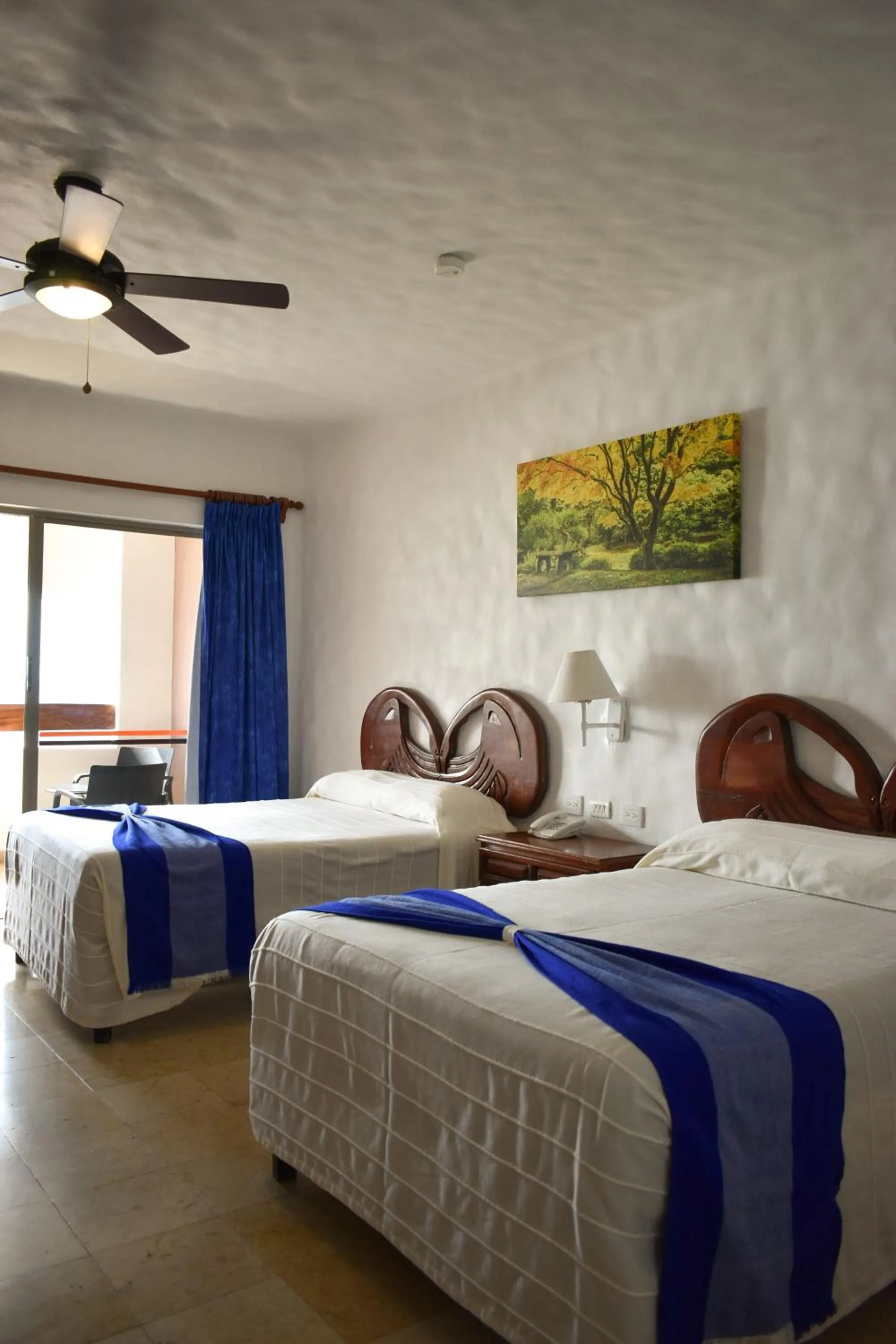 Bed in Hotel Quijote Inn