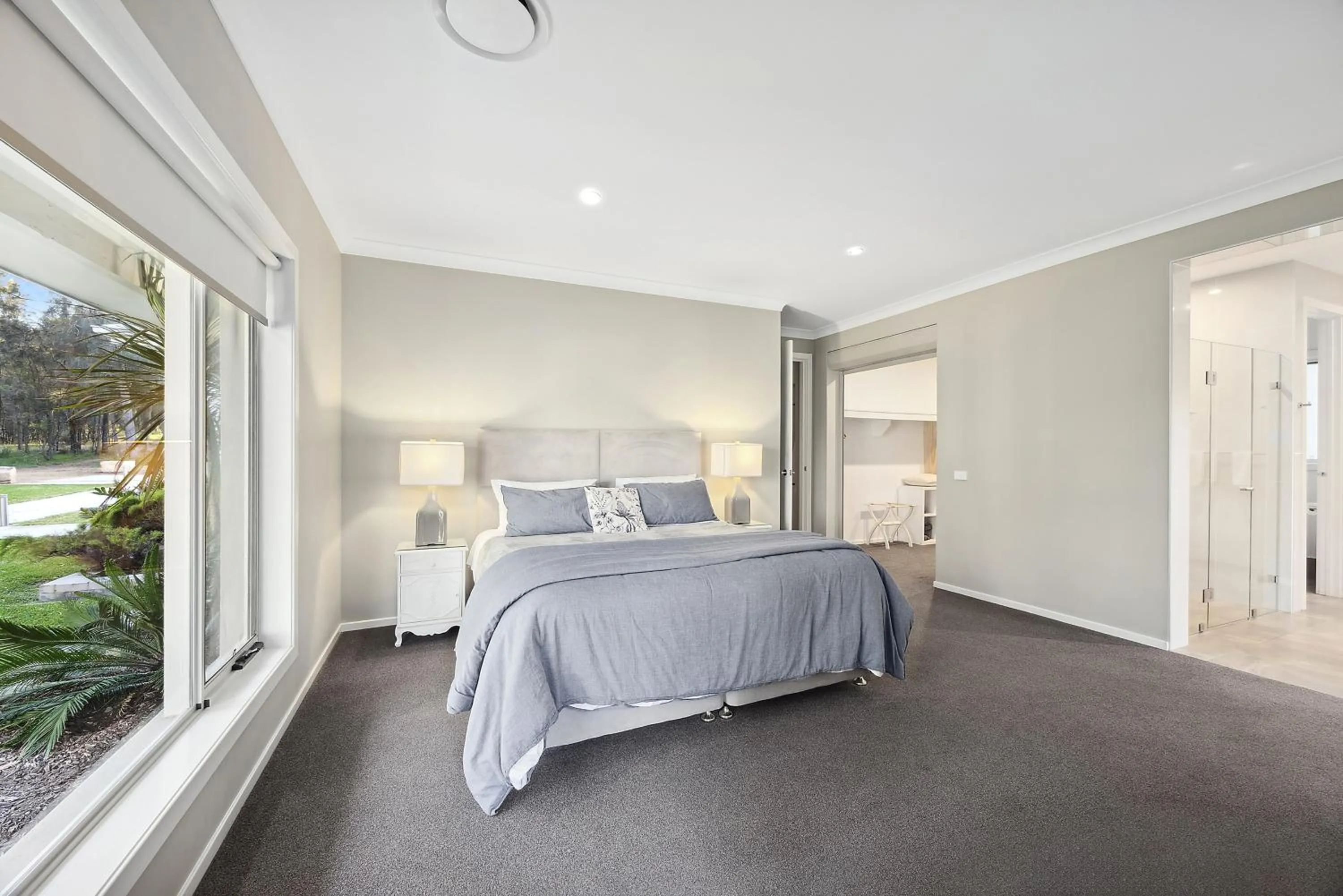 Bed in Thistle Hill Guesthouse - walk to many wineries and restaurants