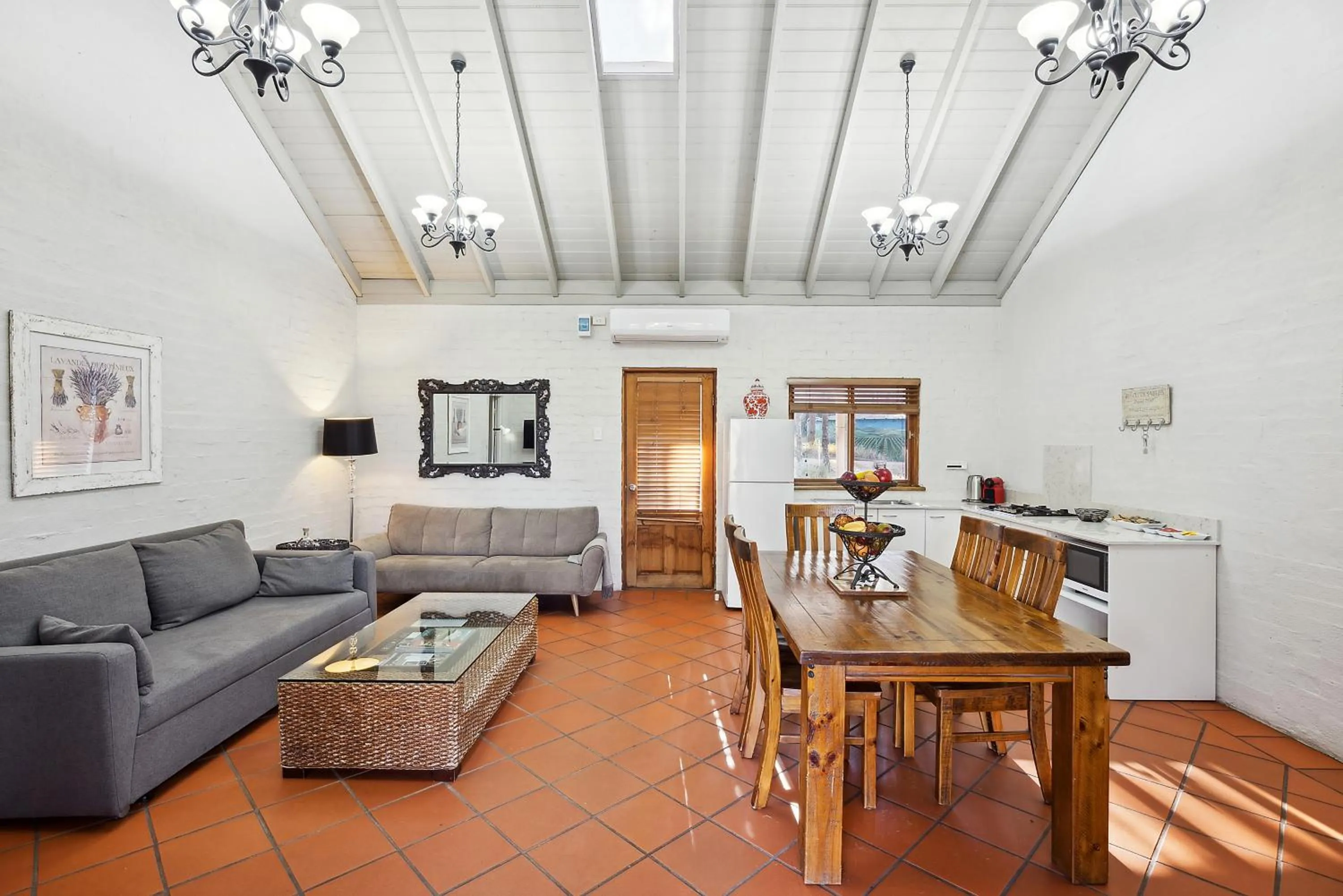 Thistle Hill Guesthouse - walk to many wineries and restaurants