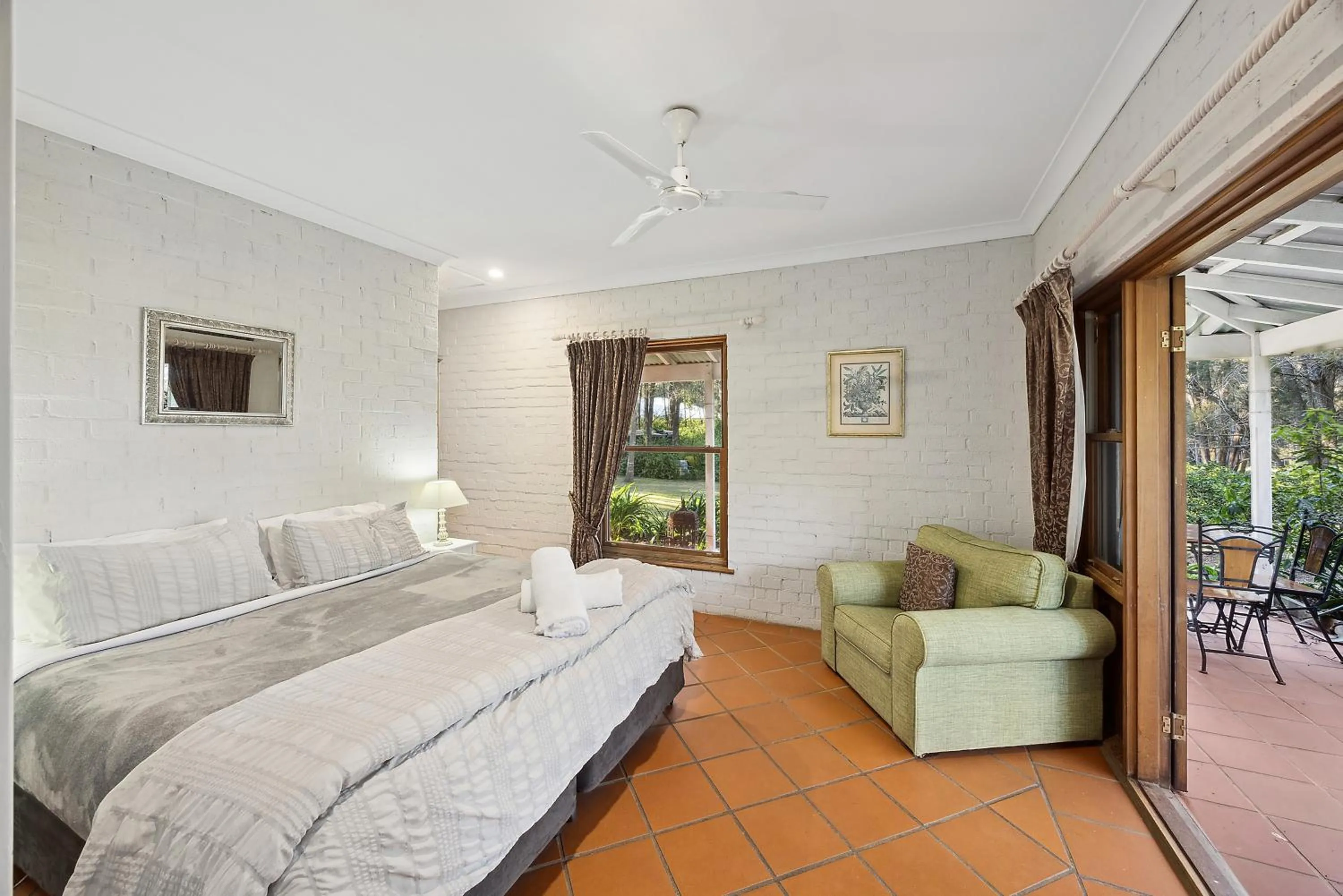 Bed in Thistle Hill Guesthouse - walk to many wineries and restaurants