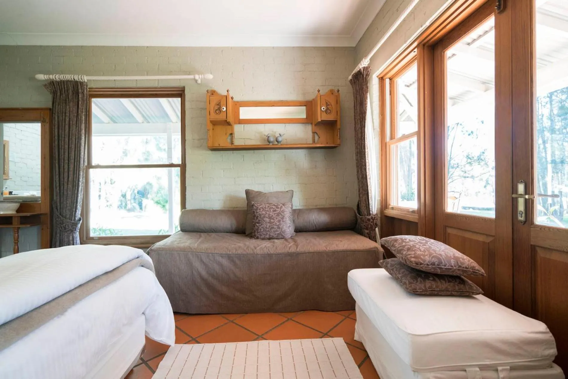 Bed in Thistle Hill Guesthouse - walk to many wineries and restaurants