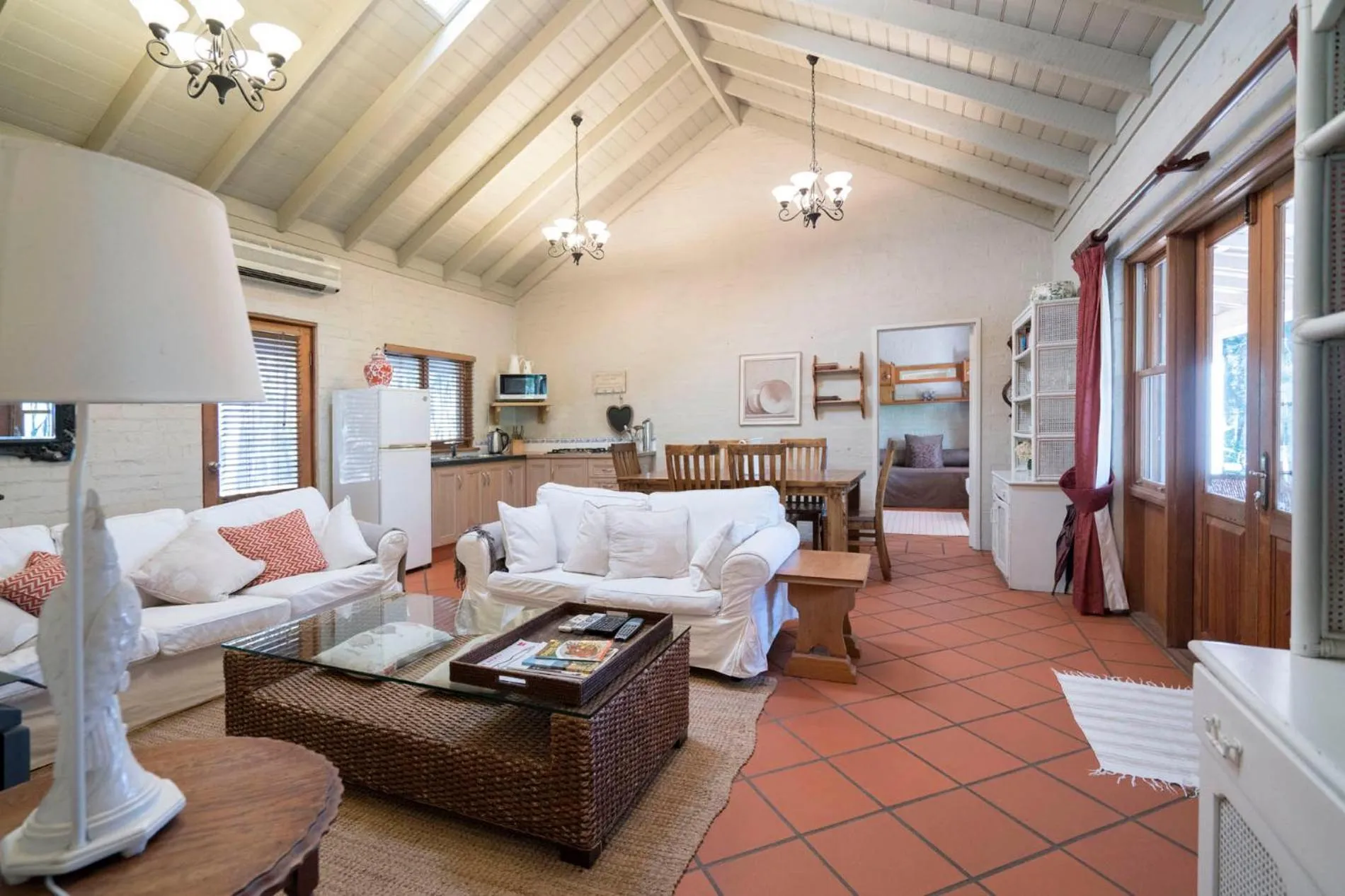 Bed in Thistle Hill Guesthouse - walk to many wineries and restaurants