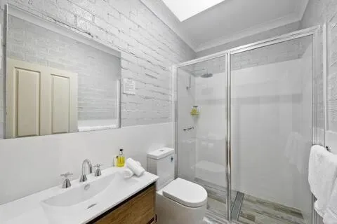 Thistle Hill Guesthouse - walk to many wineries and restaurants