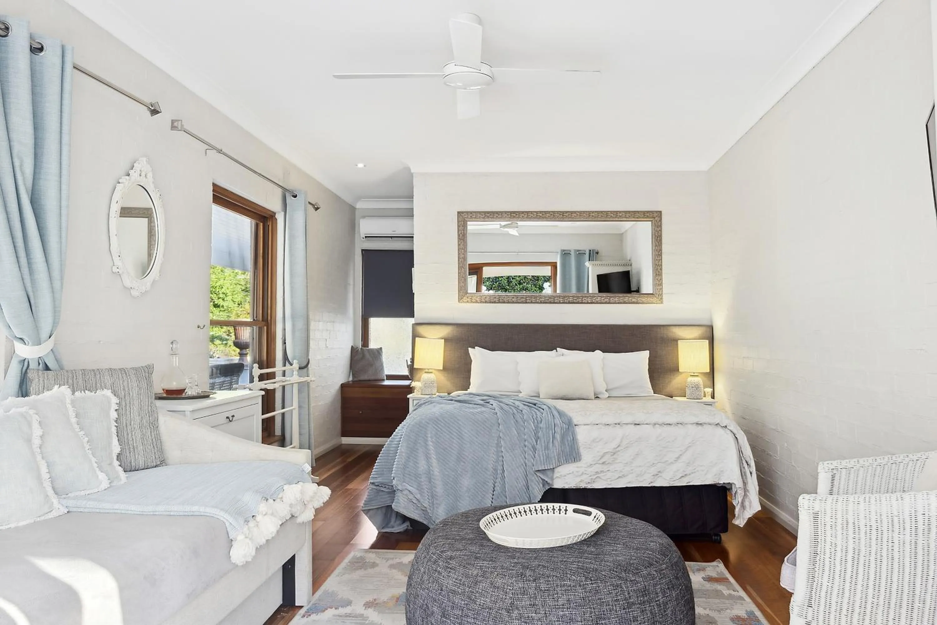 Bed in Thistle Hill Guesthouse - walk to many wineries and restaurants