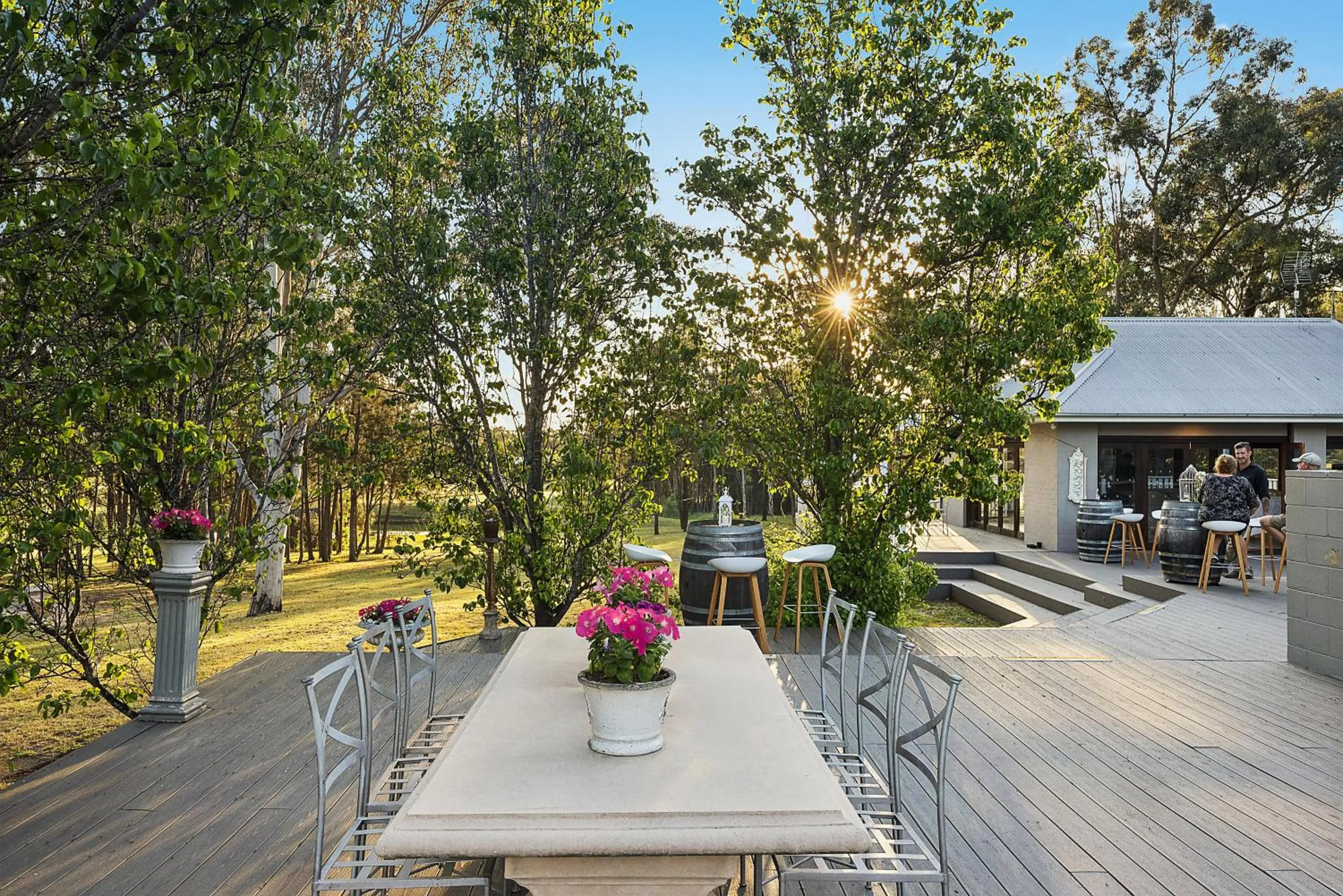 Thistle Hill Guesthouse - walk to many wineries and restaurants