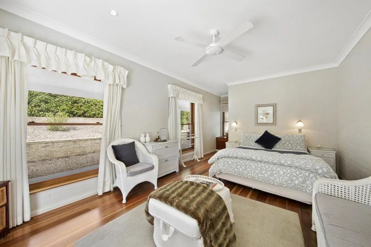 Bed in Thistle Hill Guesthouse - walk to many wineries and restaurants