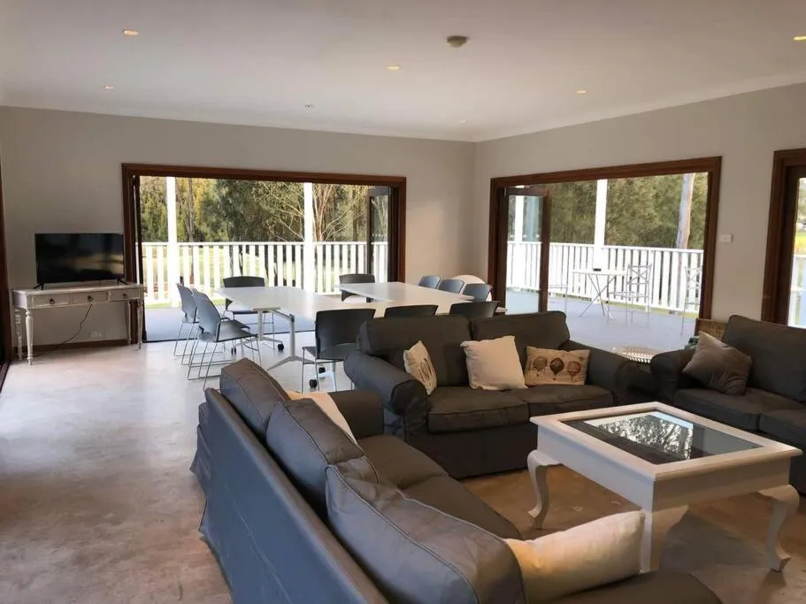 Meeting/conference room in Thistle Hill Guesthouse - walk to many wineries and restaurants