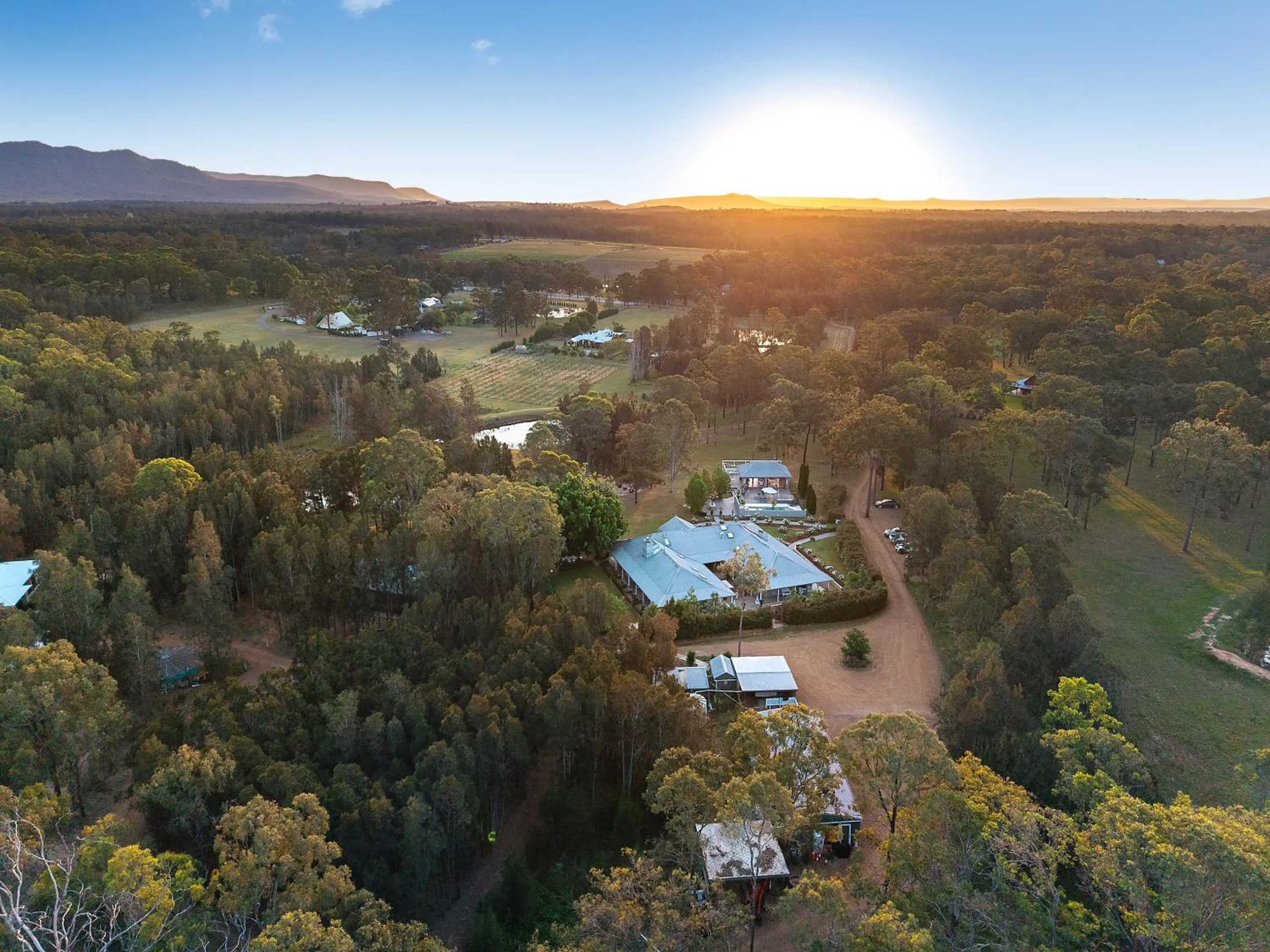 Thistle Hill Guesthouse - walk to many wineries and restaurants