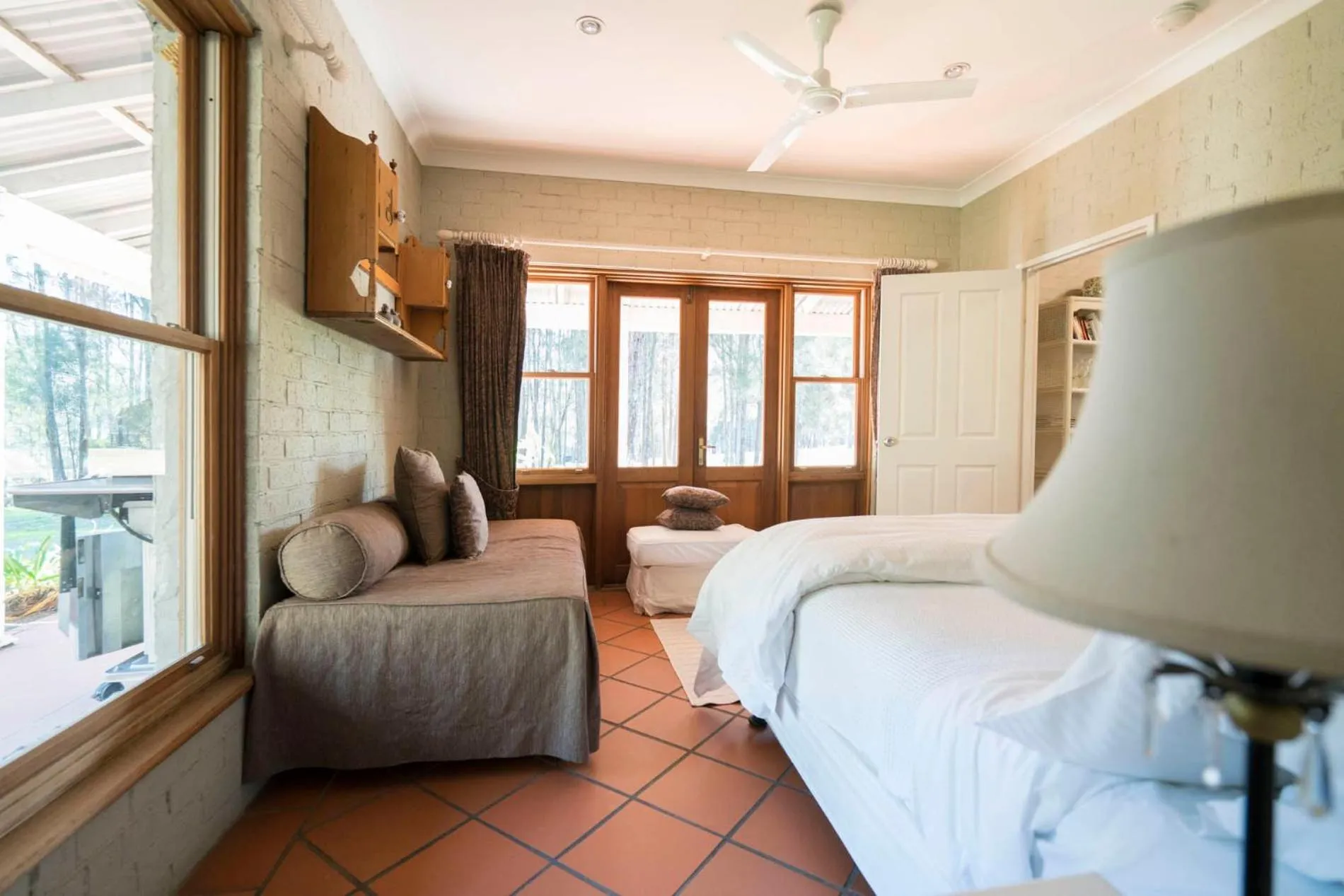 Bed in Thistle Hill Guesthouse - walk to many wineries and restaurants