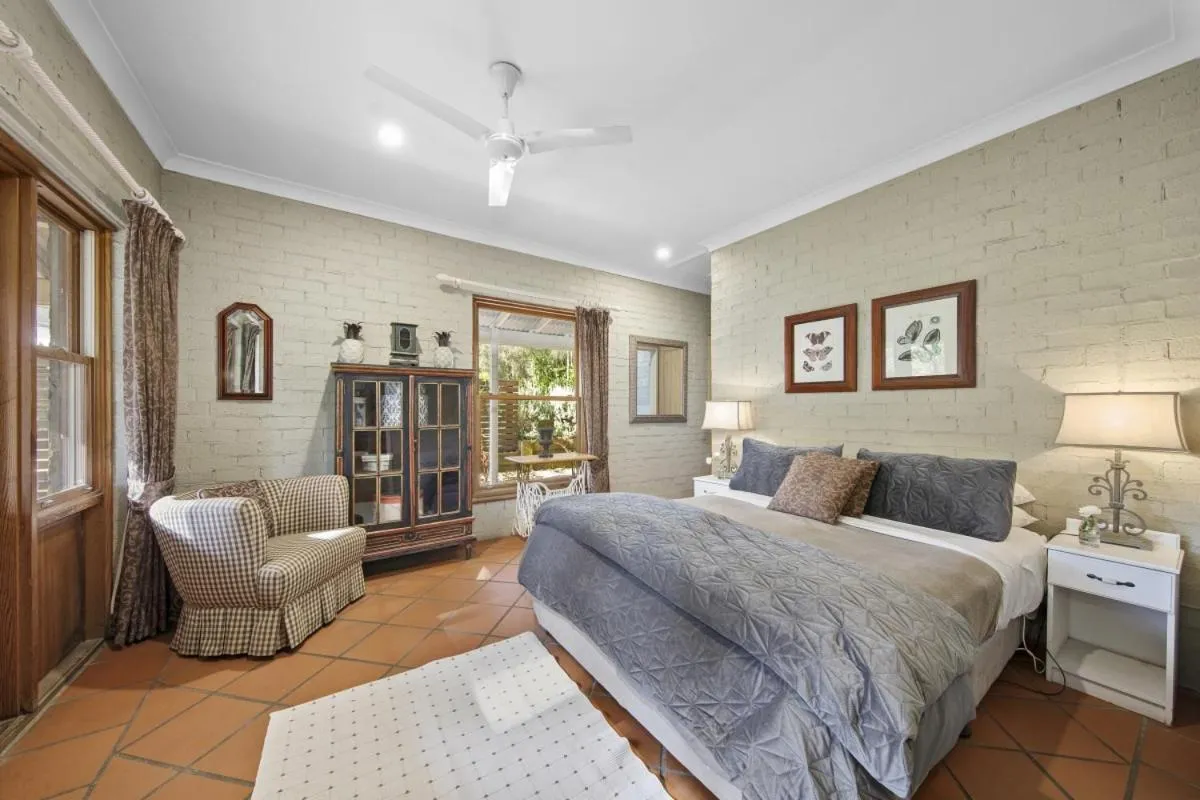 Bed in Thistle Hill Guesthouse - walk to many wineries and restaurants