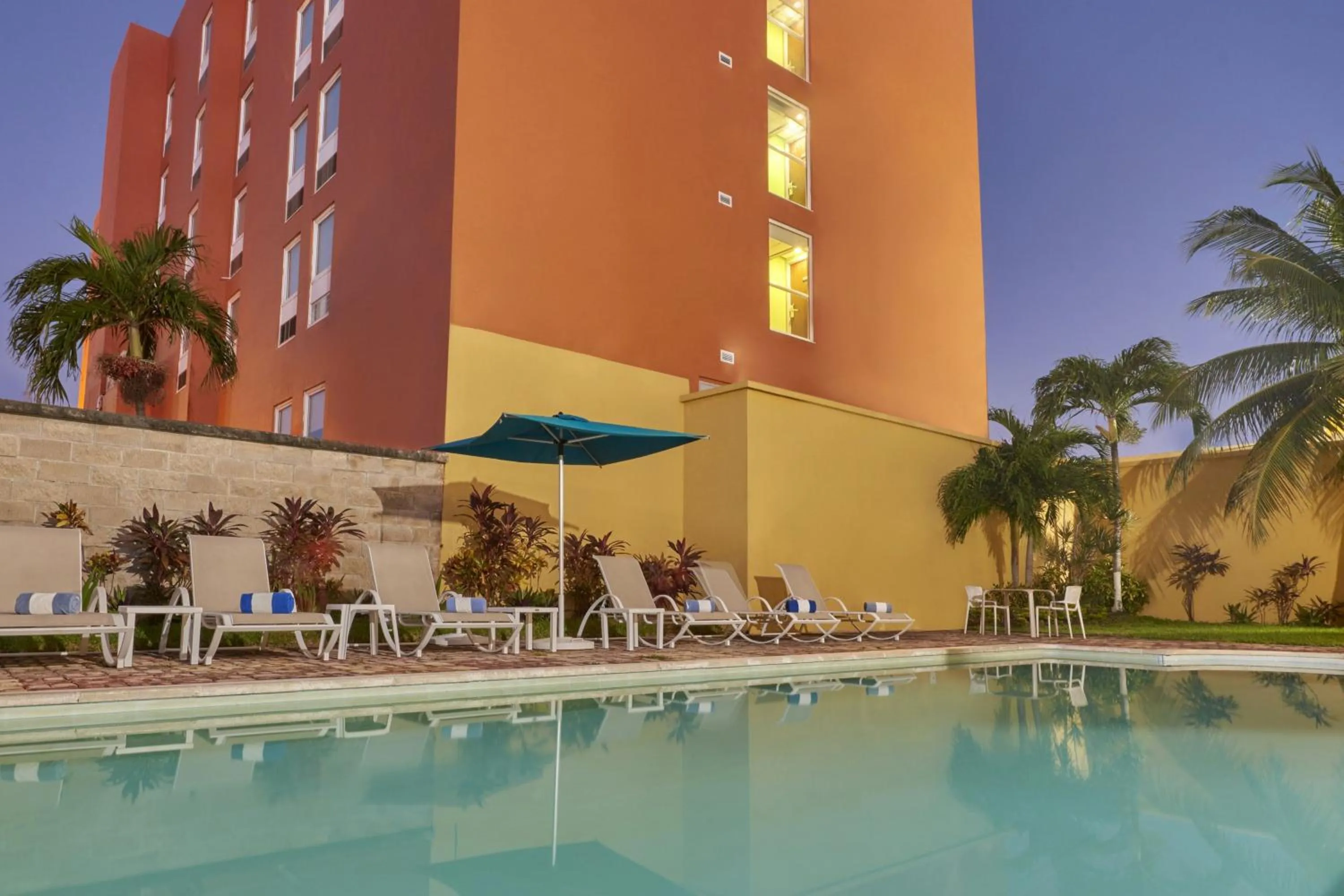 Swimming pool in City Express Junior by Marriott Cancun