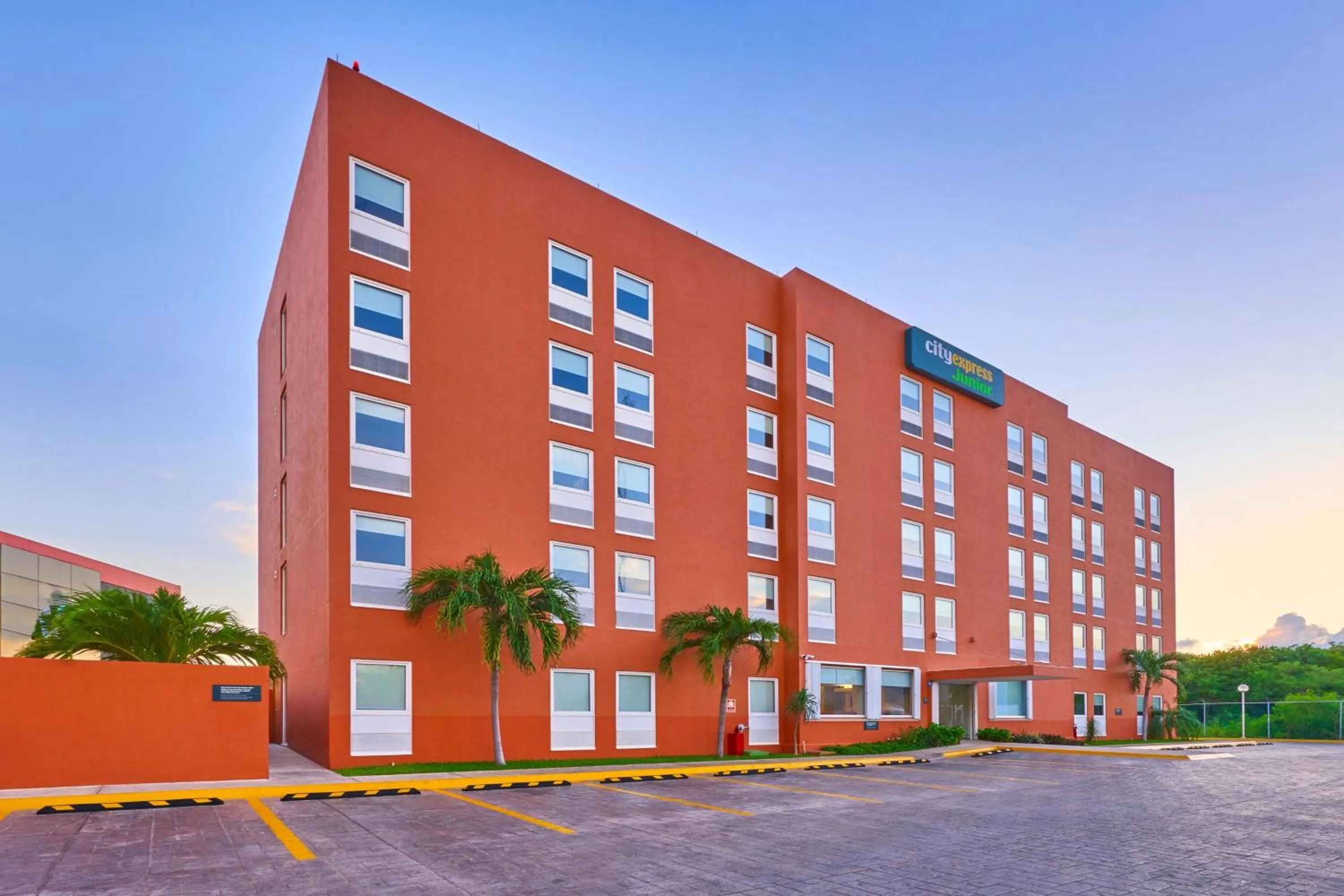 Property building in City Express Junior by Marriott Cancun