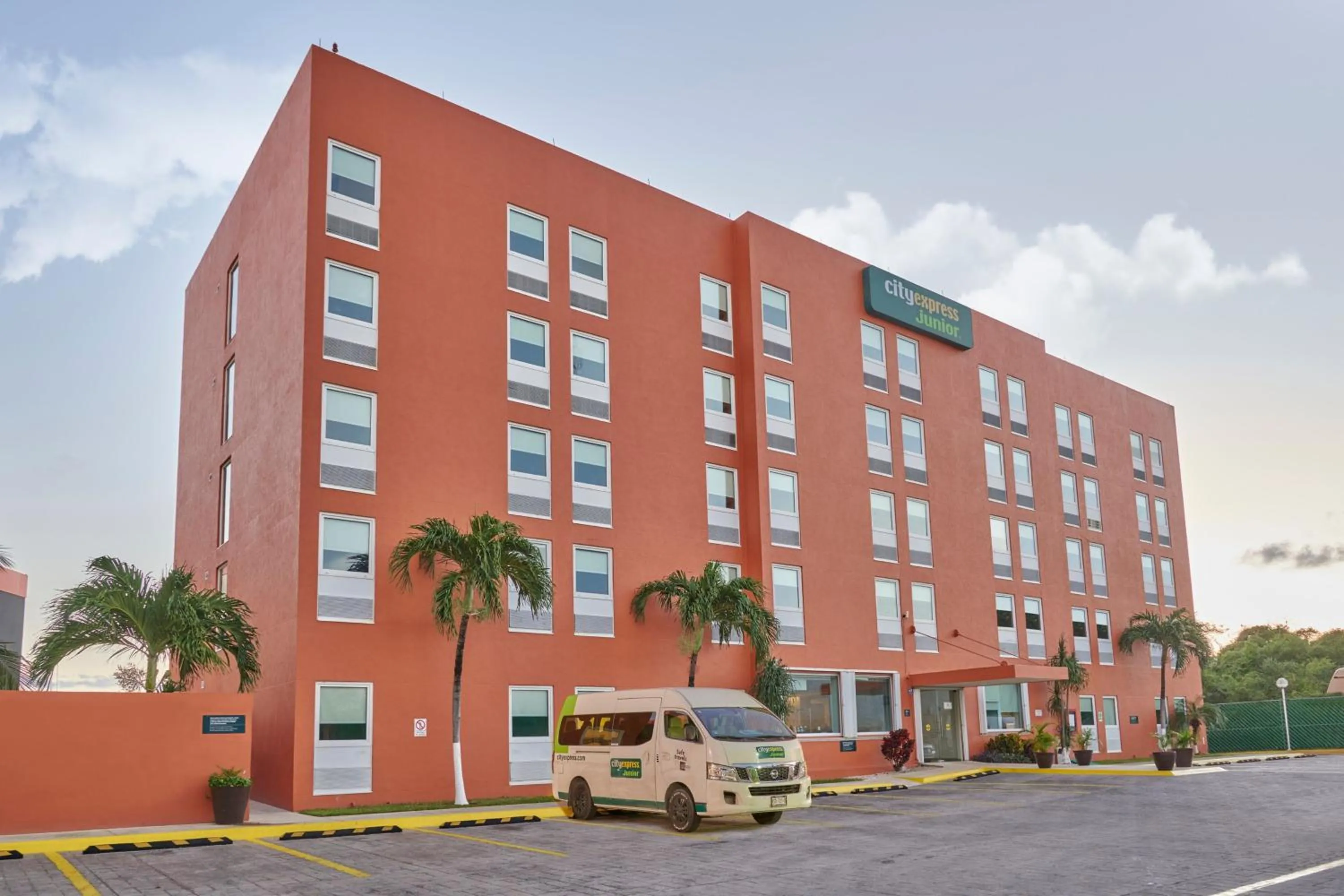 Property building in City Express Junior by Marriott Cancun