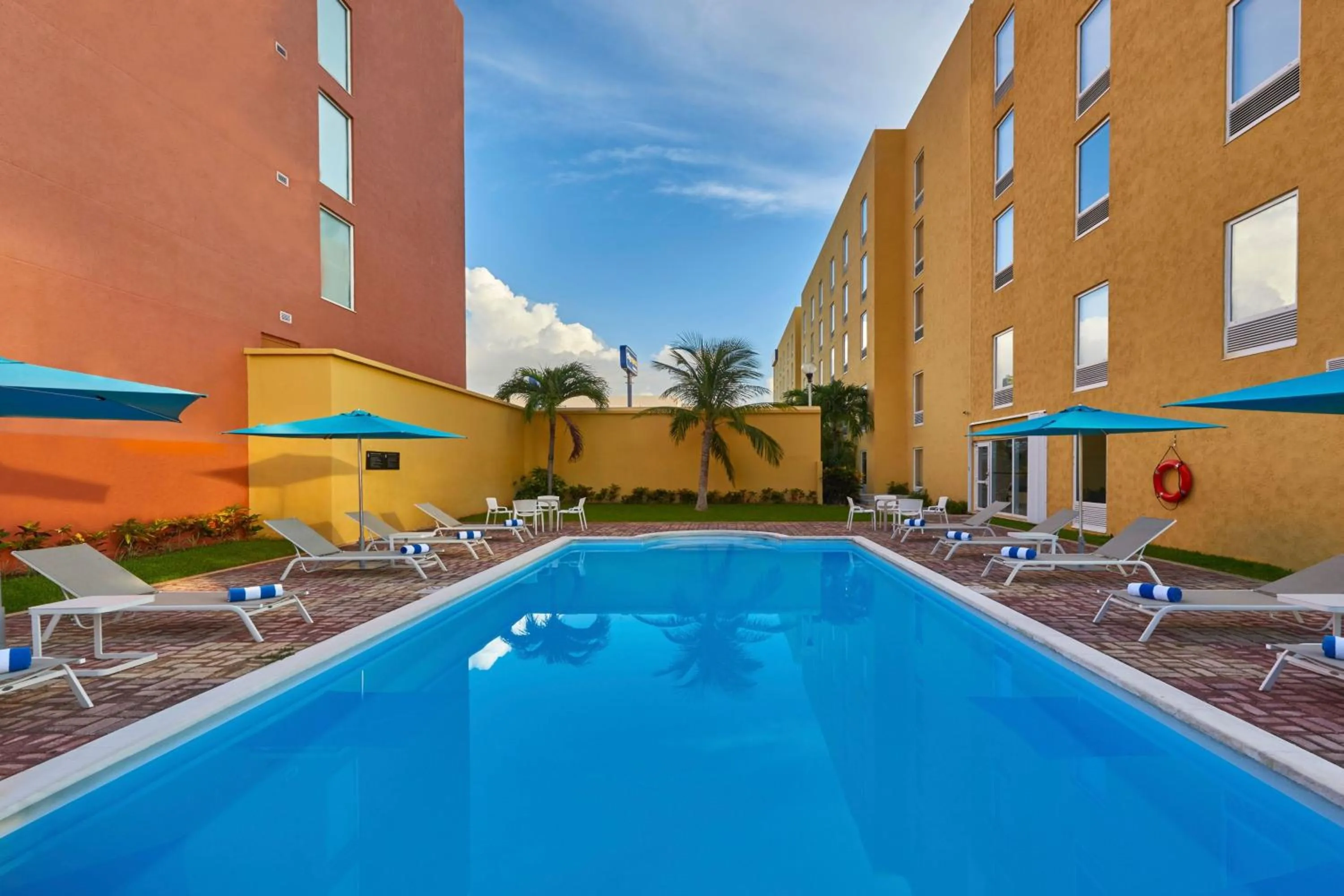 Swimming pool in City Express Junior by Marriott Cancun