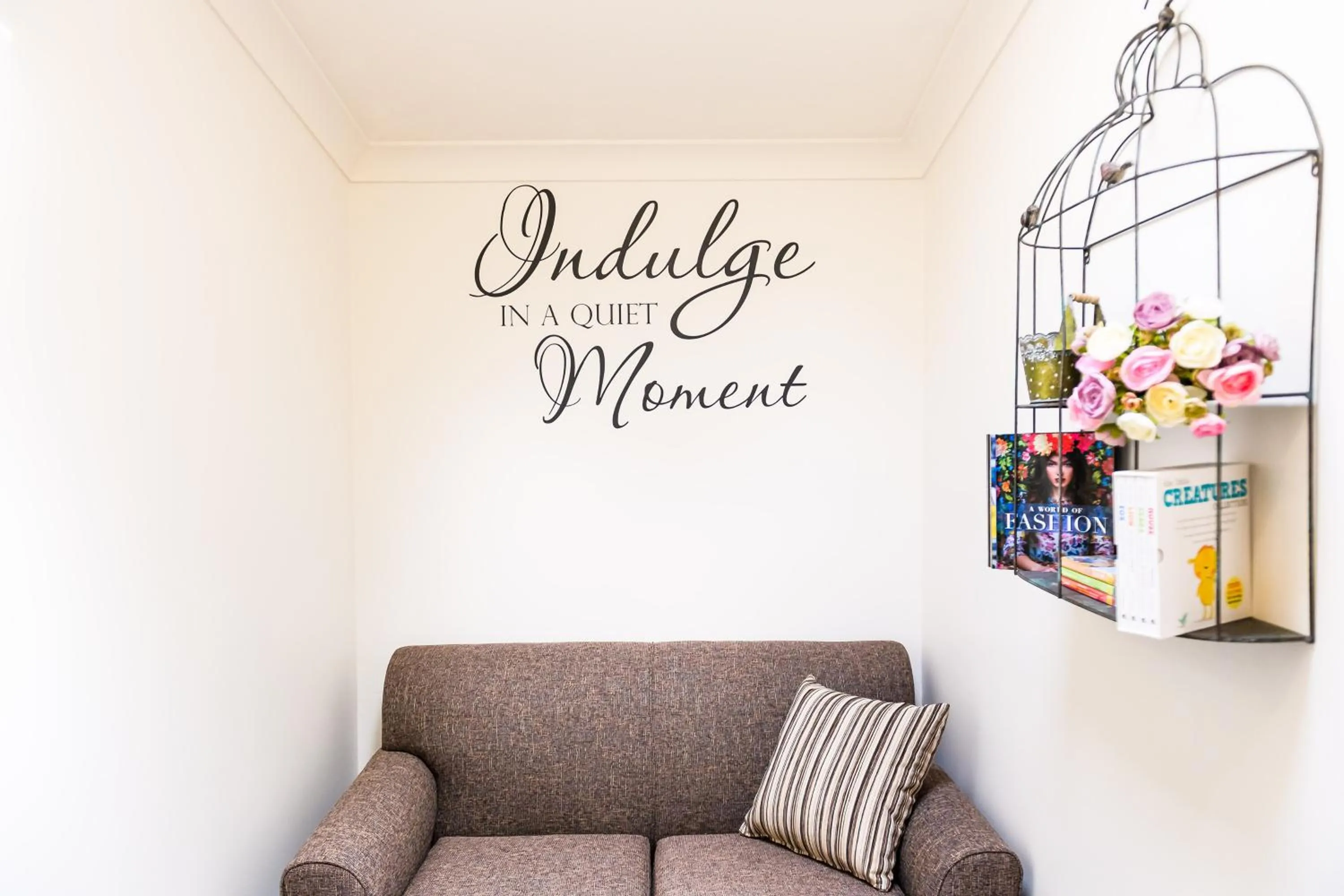 Decorative detail in Federation Gardens & Possums Hideaway