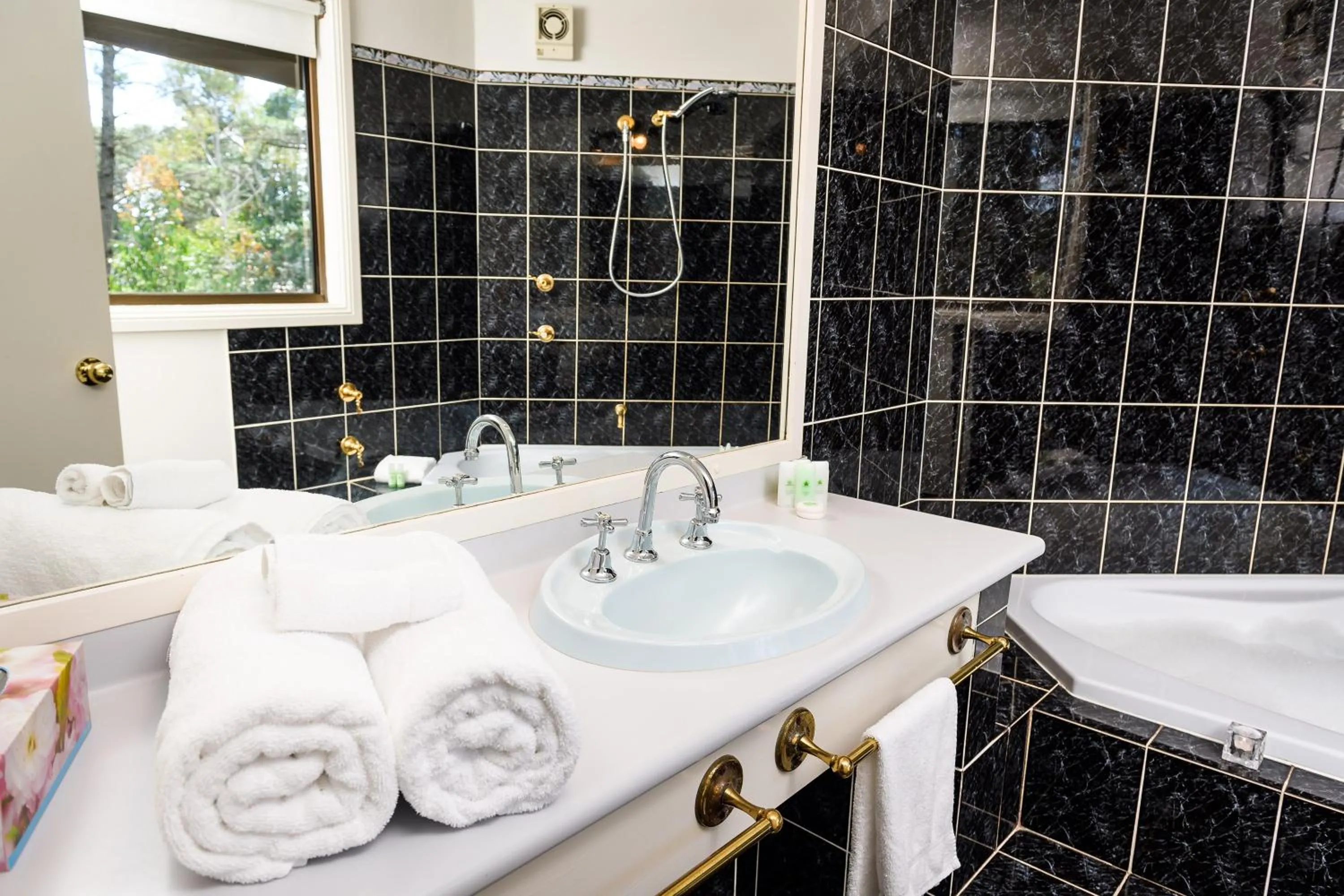 Shower in Federation Gardens & Possums Hideaway