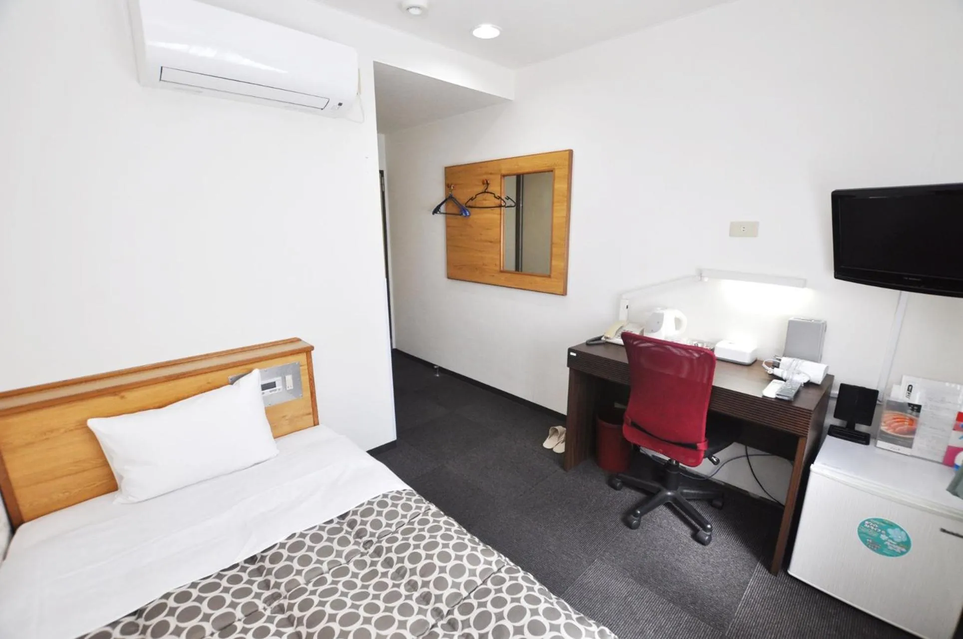 Photo of the whole room, Bed in Futsukaichi Green Hotel