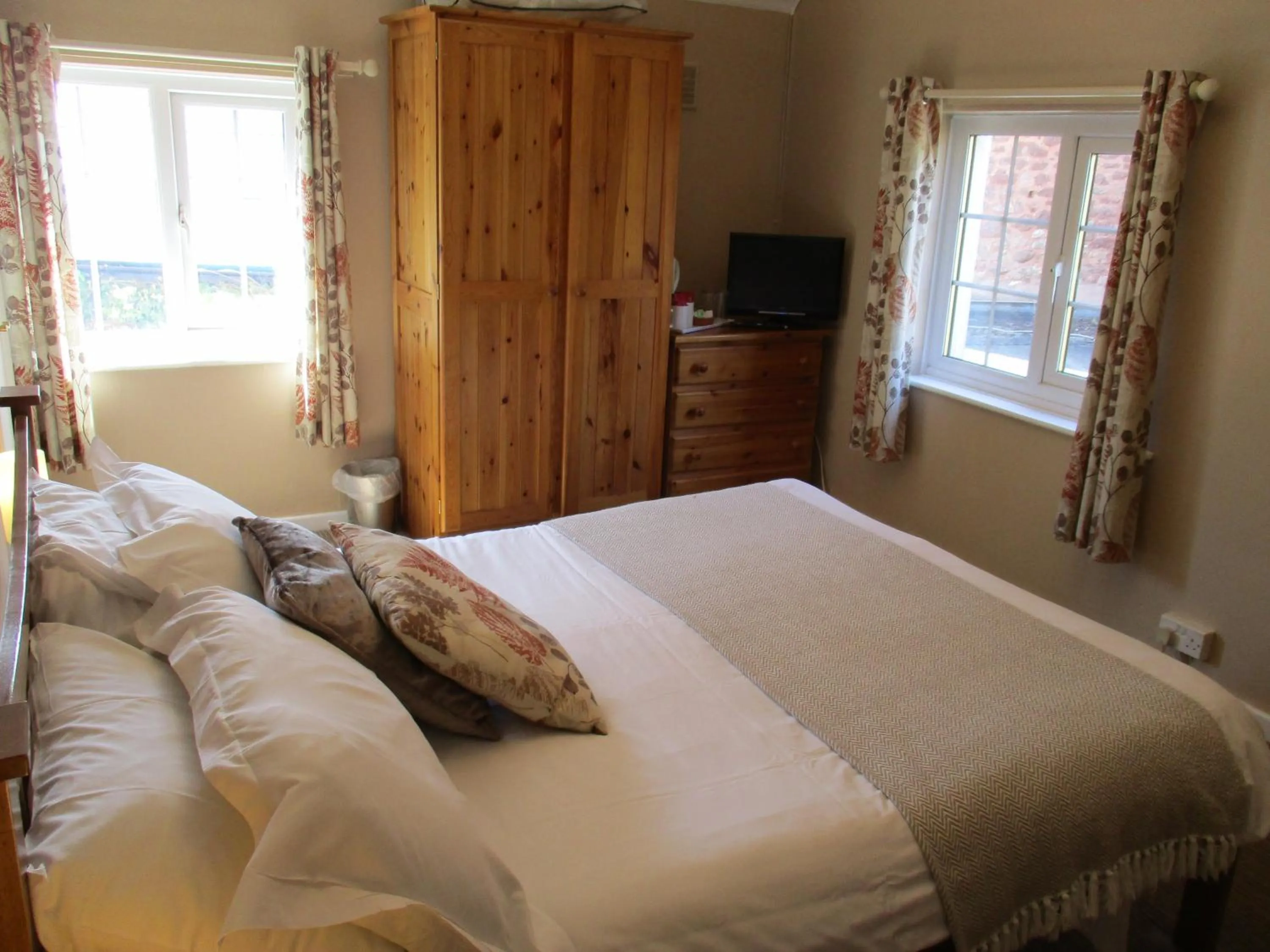 Photo of the whole room, Bed in The White Horse Inn