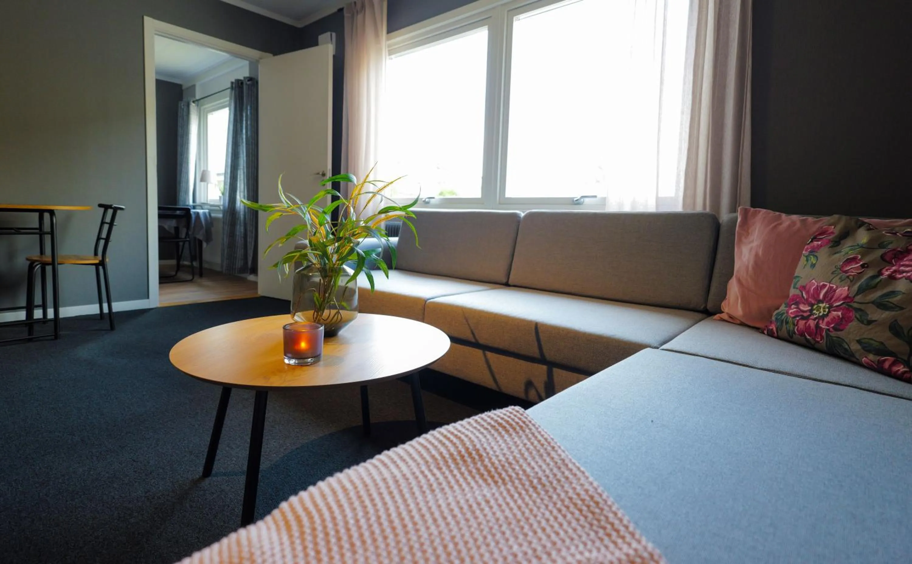 Communal lounge/ TV room, Bed in Hotell Veckefjärden