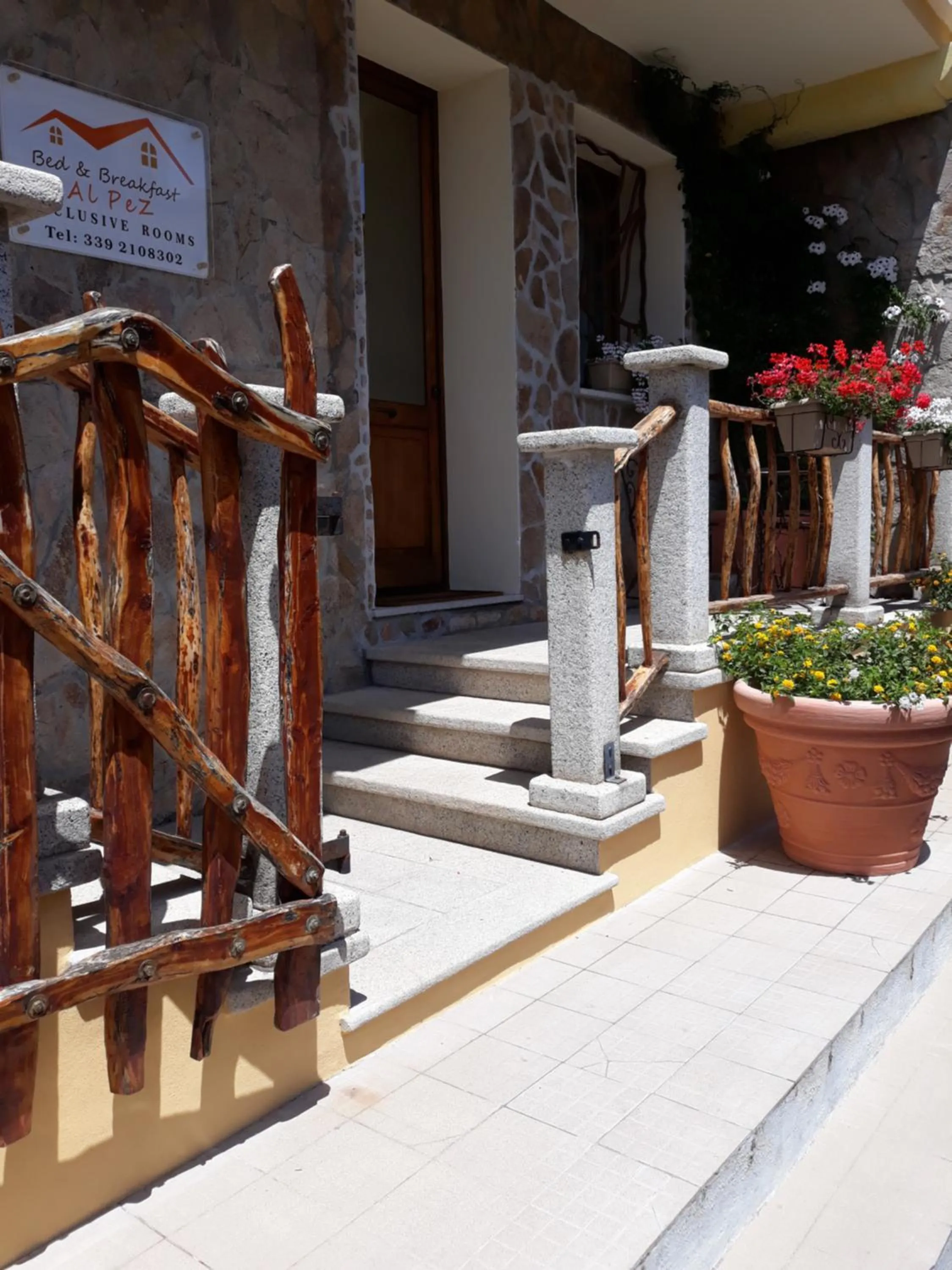 Facade/entrance in AL PEZ exclusive rooms