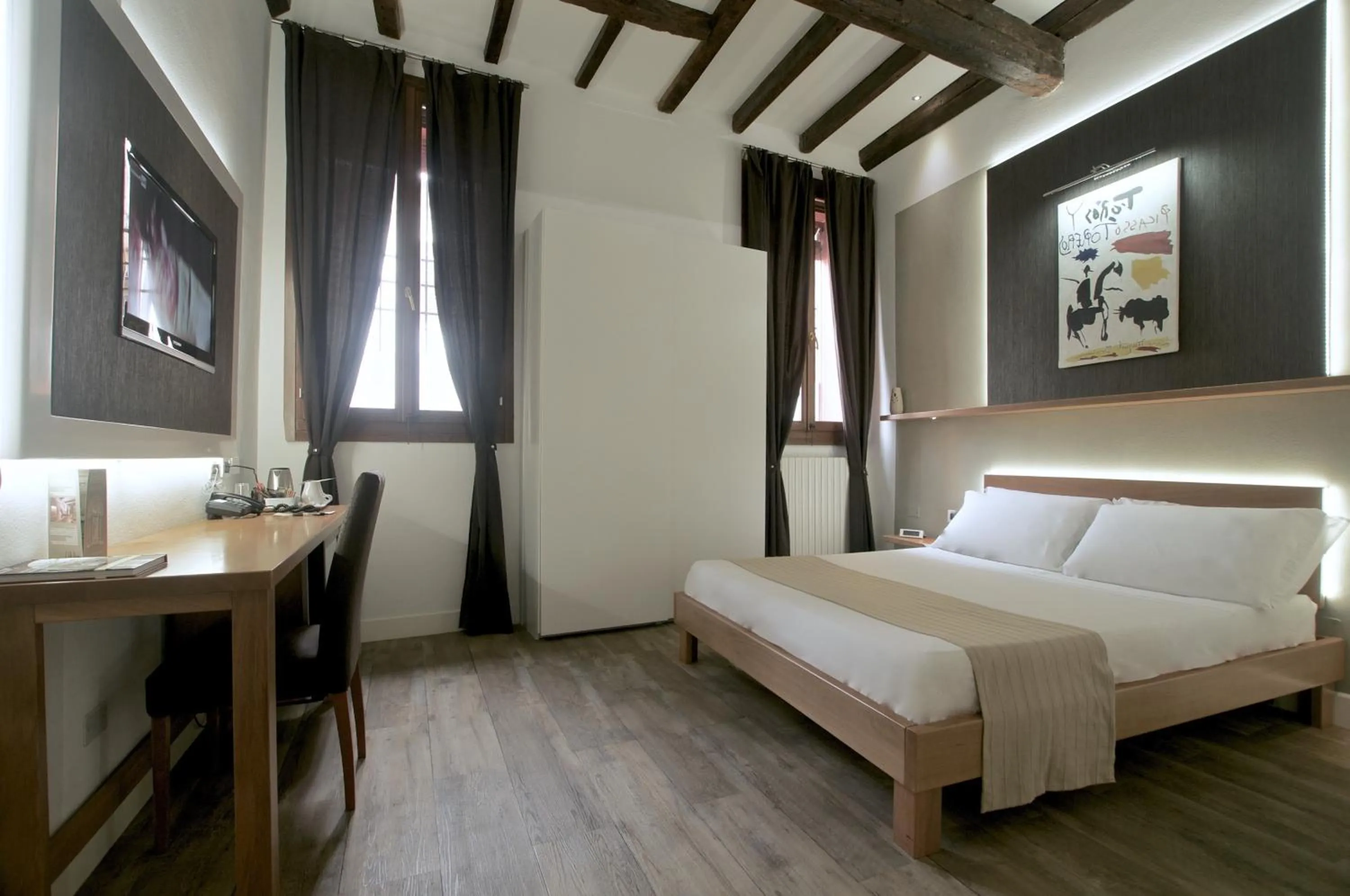 Photo of the whole room, Bed in Alkimia Smart Rooms