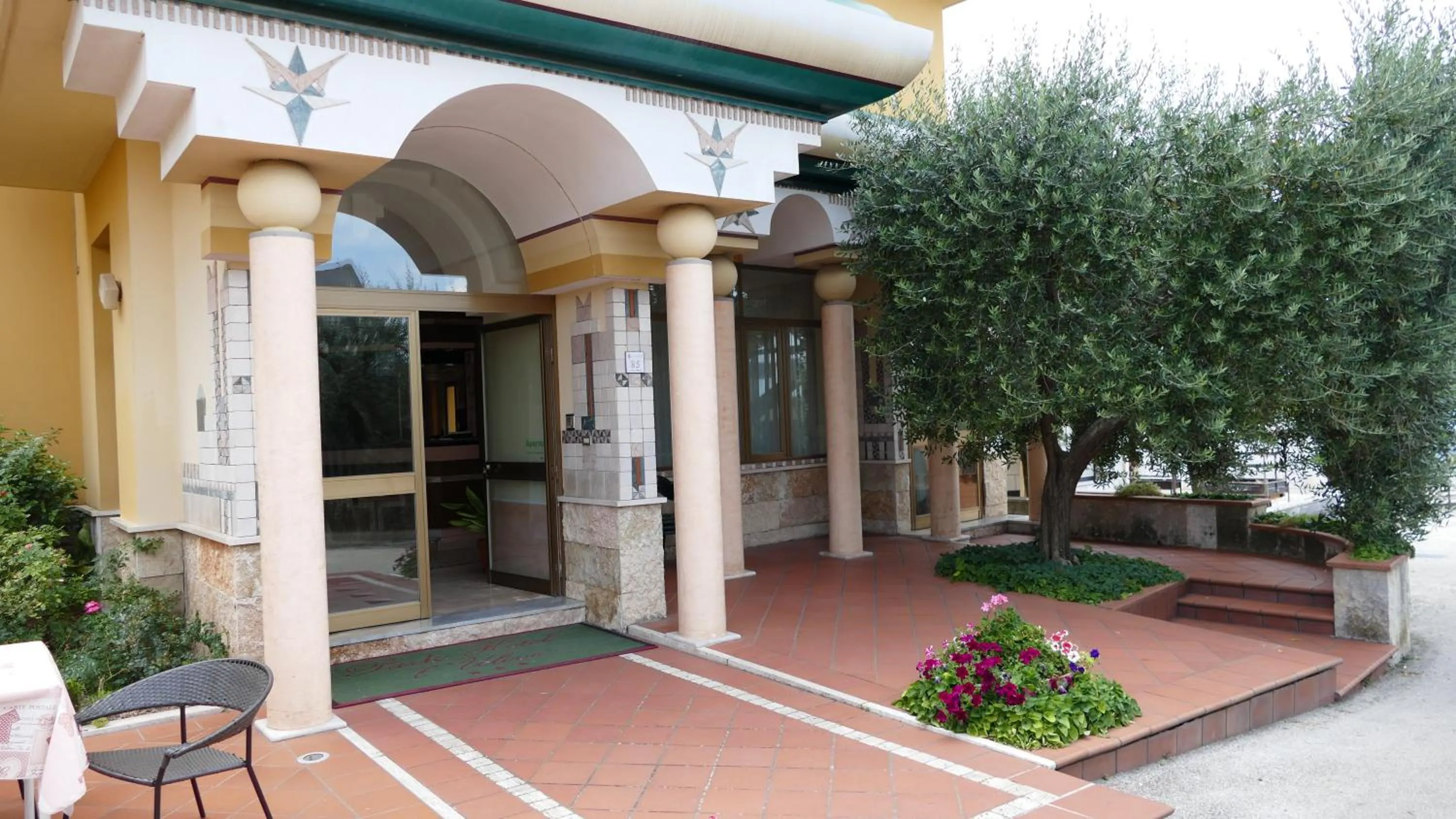 Facade/entrance in Hotel L'Ulivo