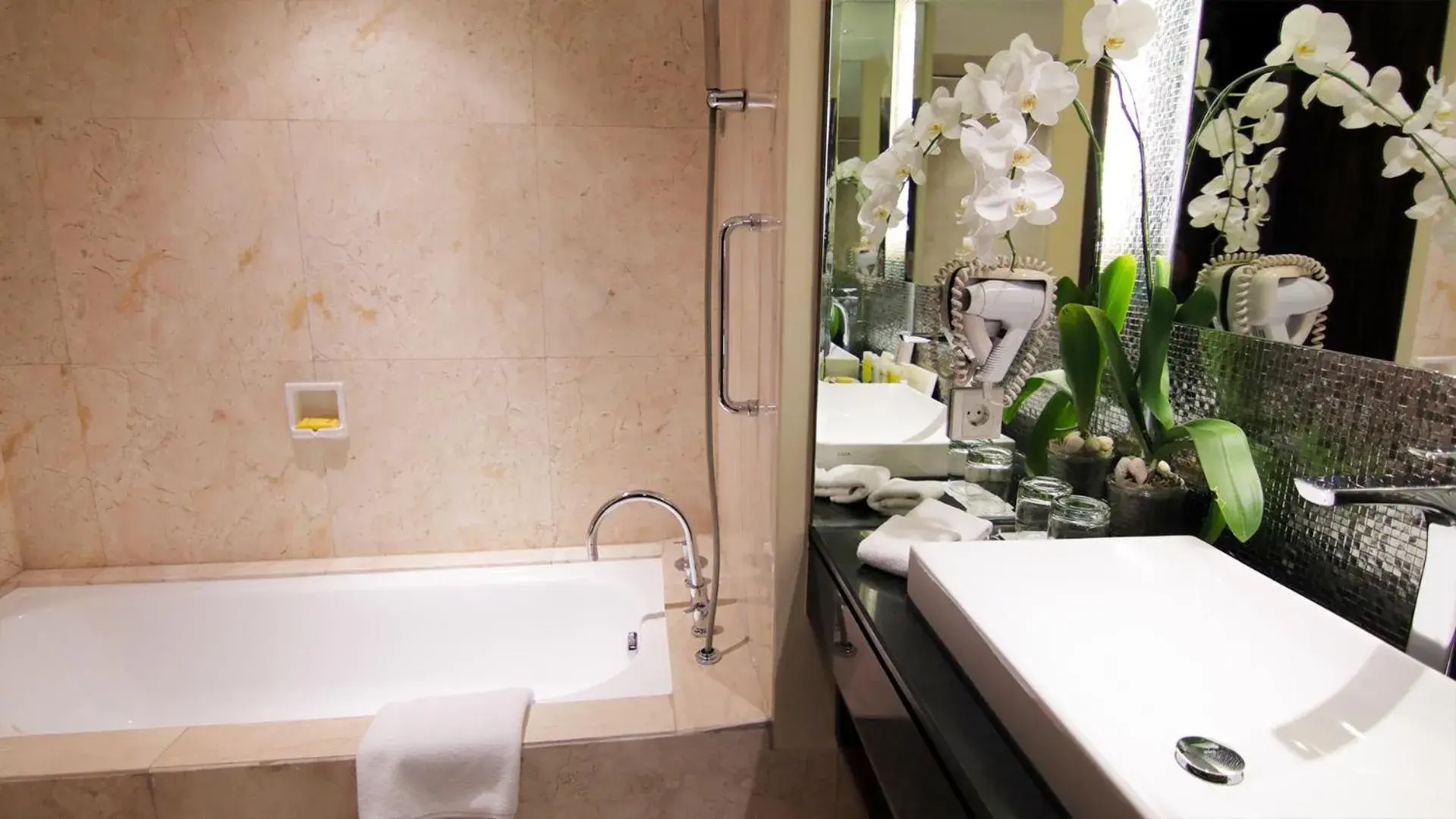 Deluxe Double Room in The Arista Hotel Palembang Deluxe Double Room in The Arista Hotel Palembang