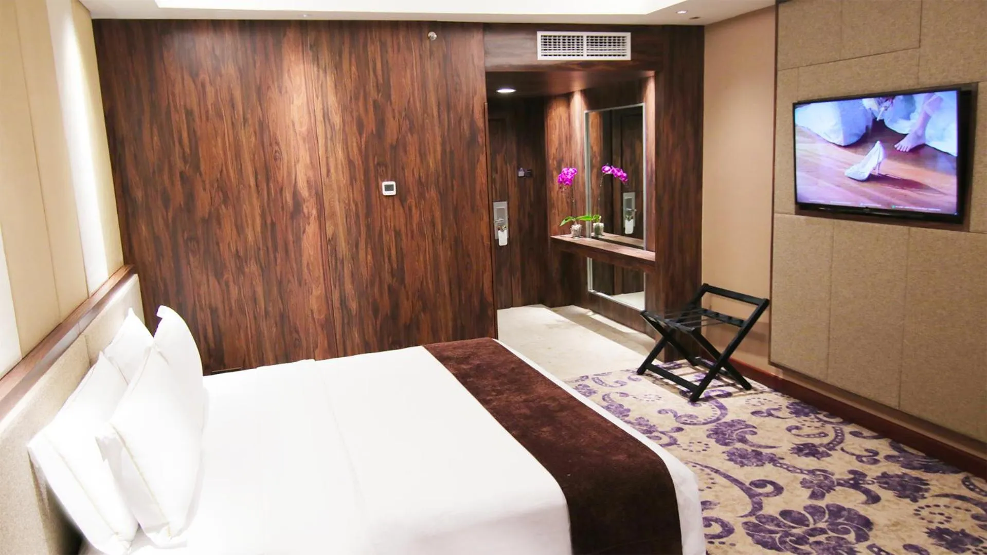 Photo of the whole room, Bed in The Arista Hotel Palembang