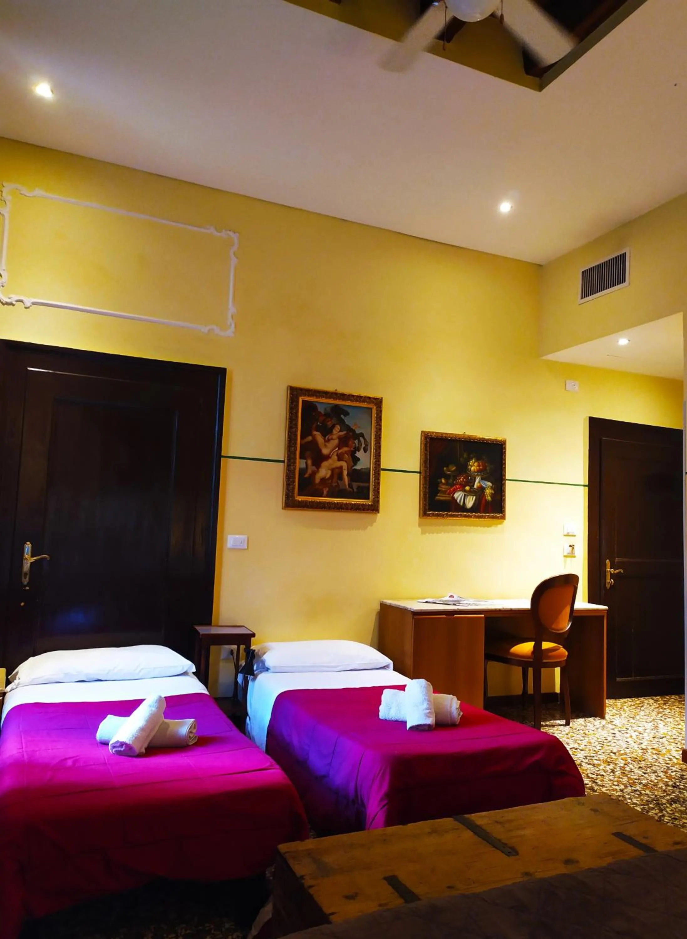 Photo of the whole room, Bed in B&B Venice 1964