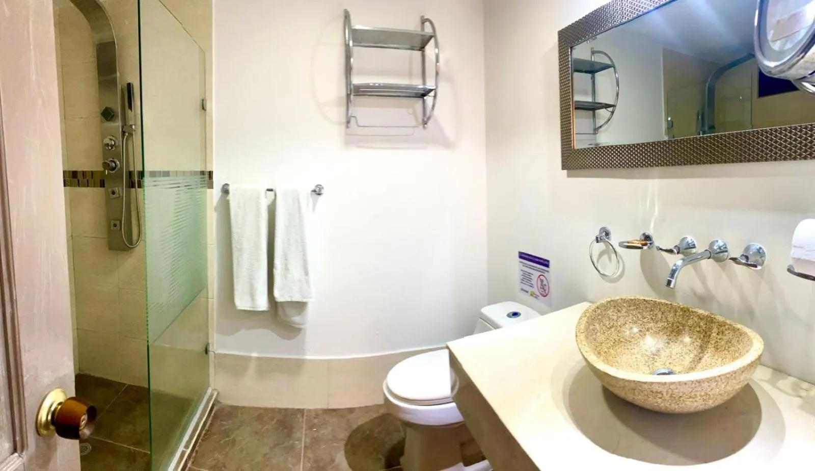 Shower in Hotel Yivinaca