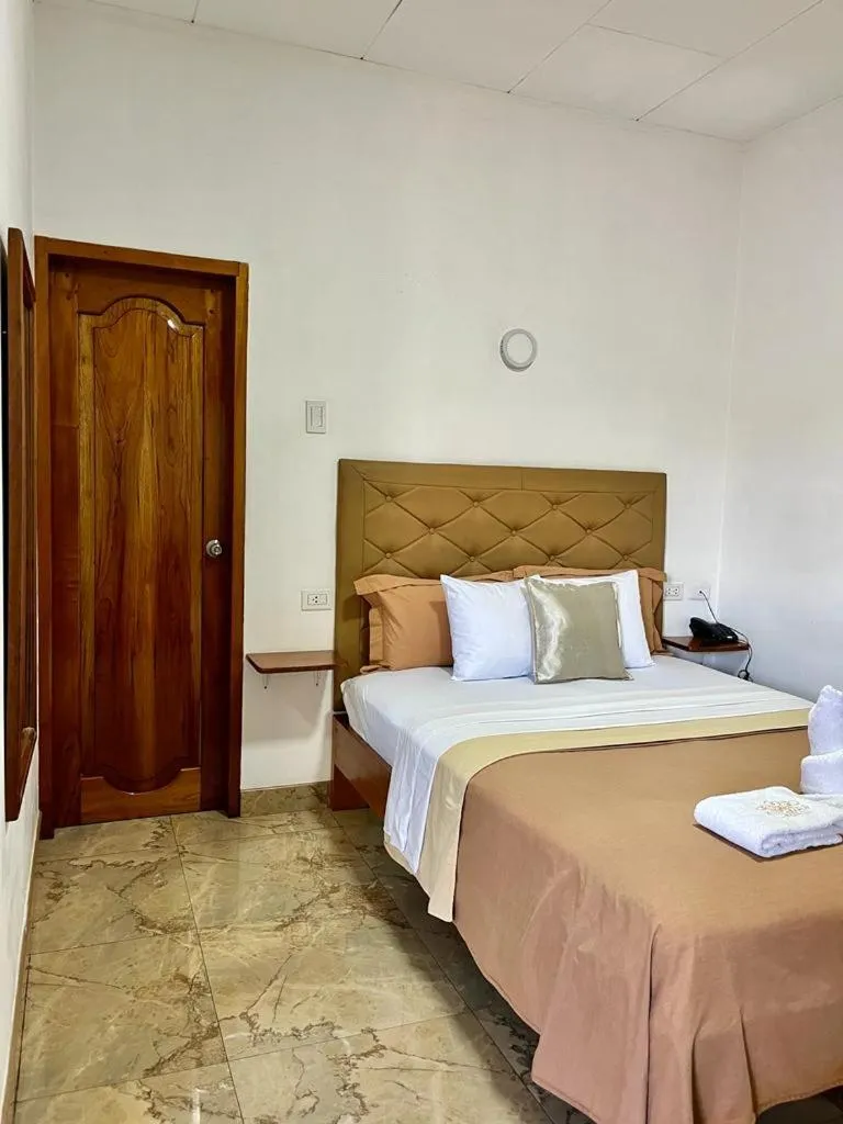 towels, Bed in Fitzcarrald Hotel