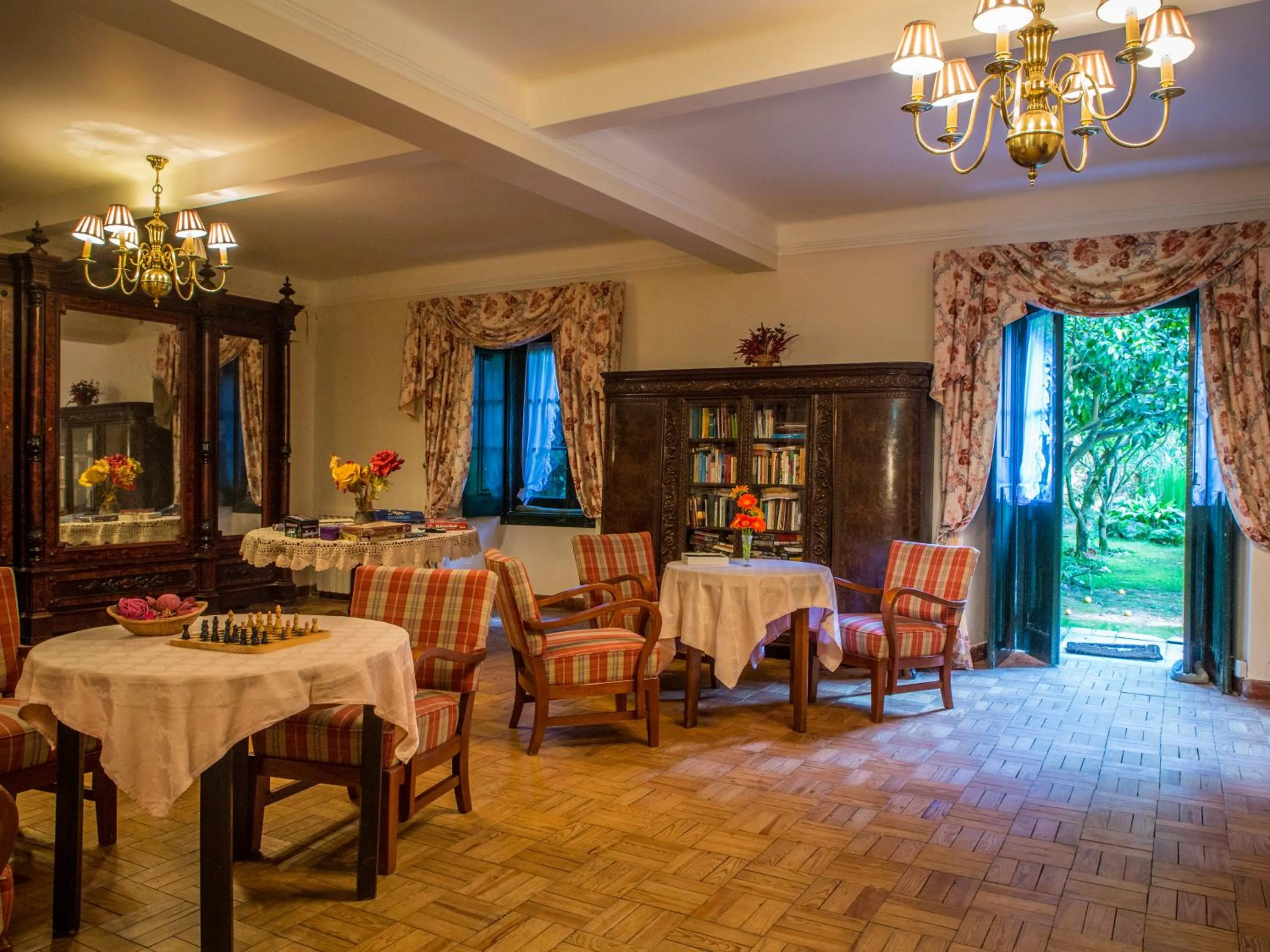 Communal lounge/ TV room in Hotel Sintra Jardim