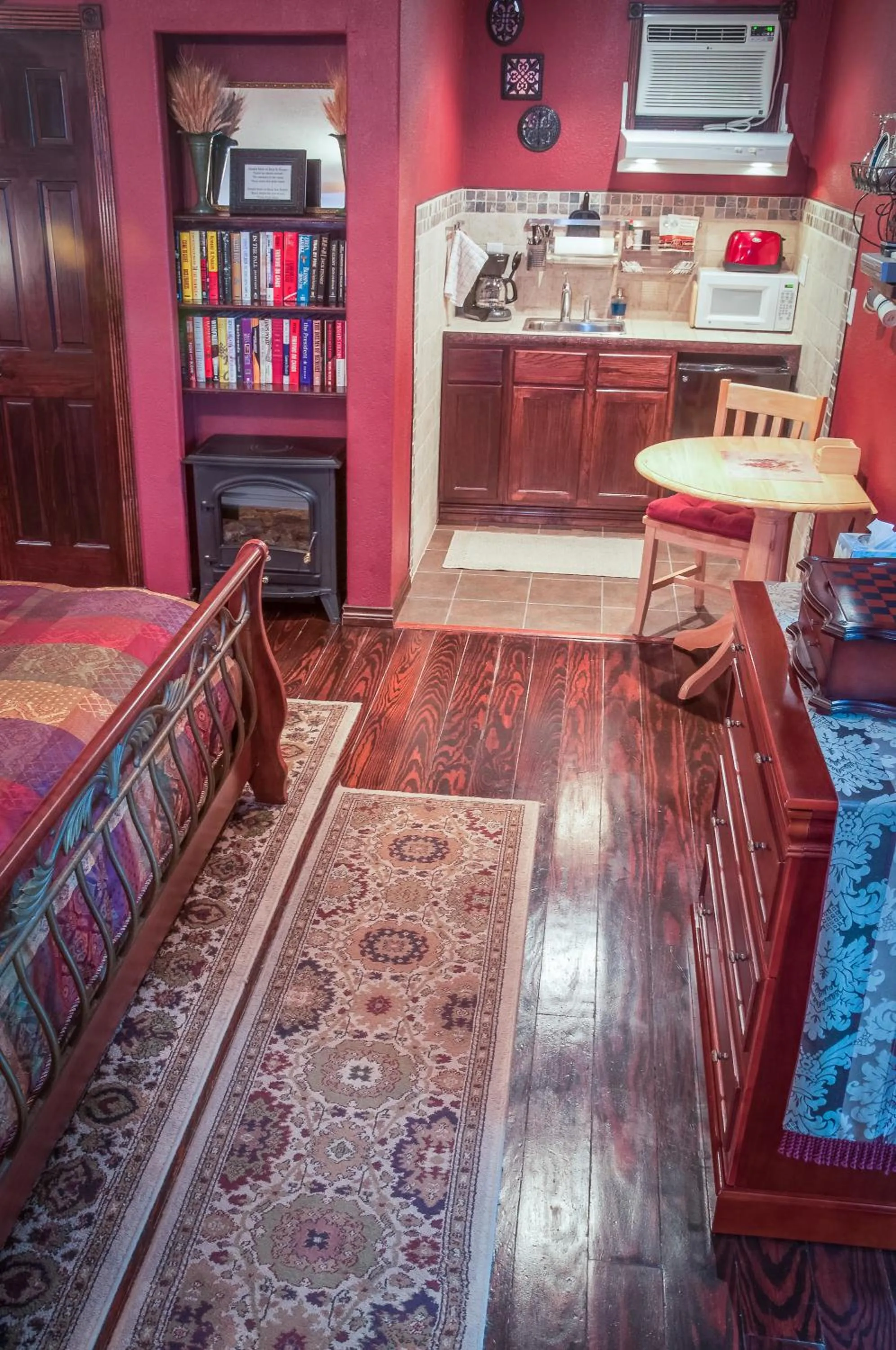 Holiday Lodge on Canyon Lake