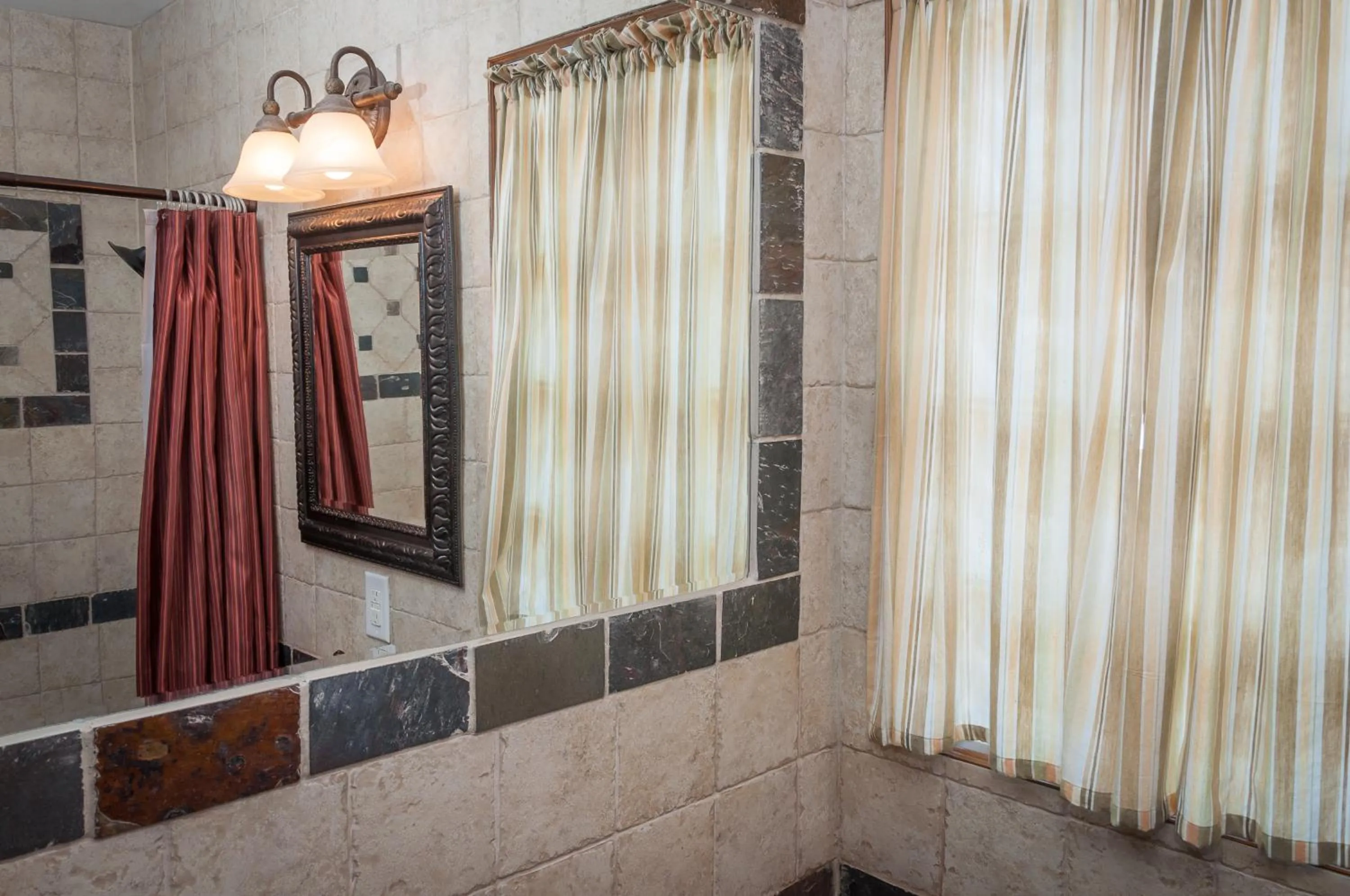 Holiday Lodge on Canyon Lake