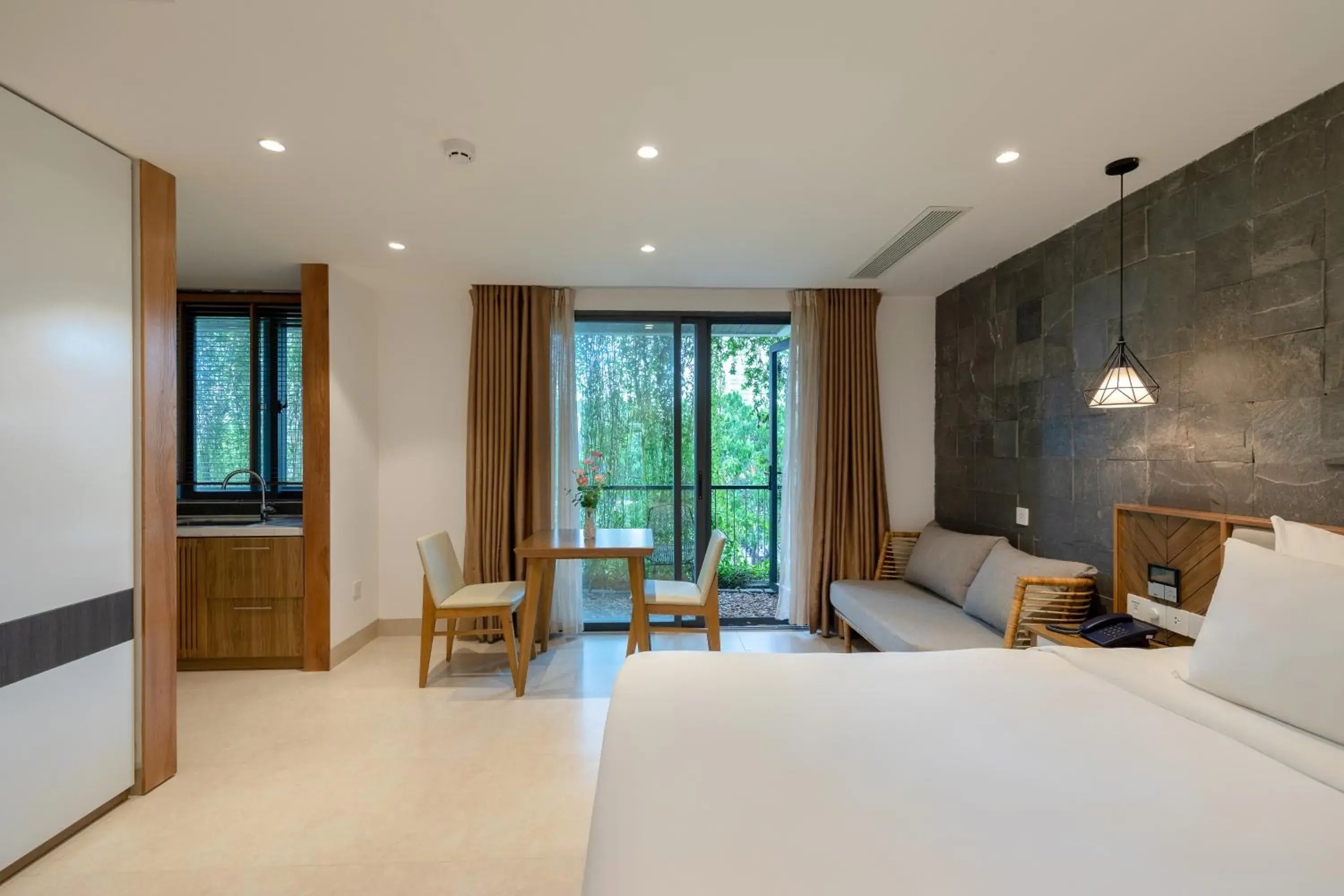 Deluxe Double Room with Balcony and Street View in Ponte Boutique Da Nang Deluxe Double Room with Balcony and Street View in Ponte Boutique Da Nang