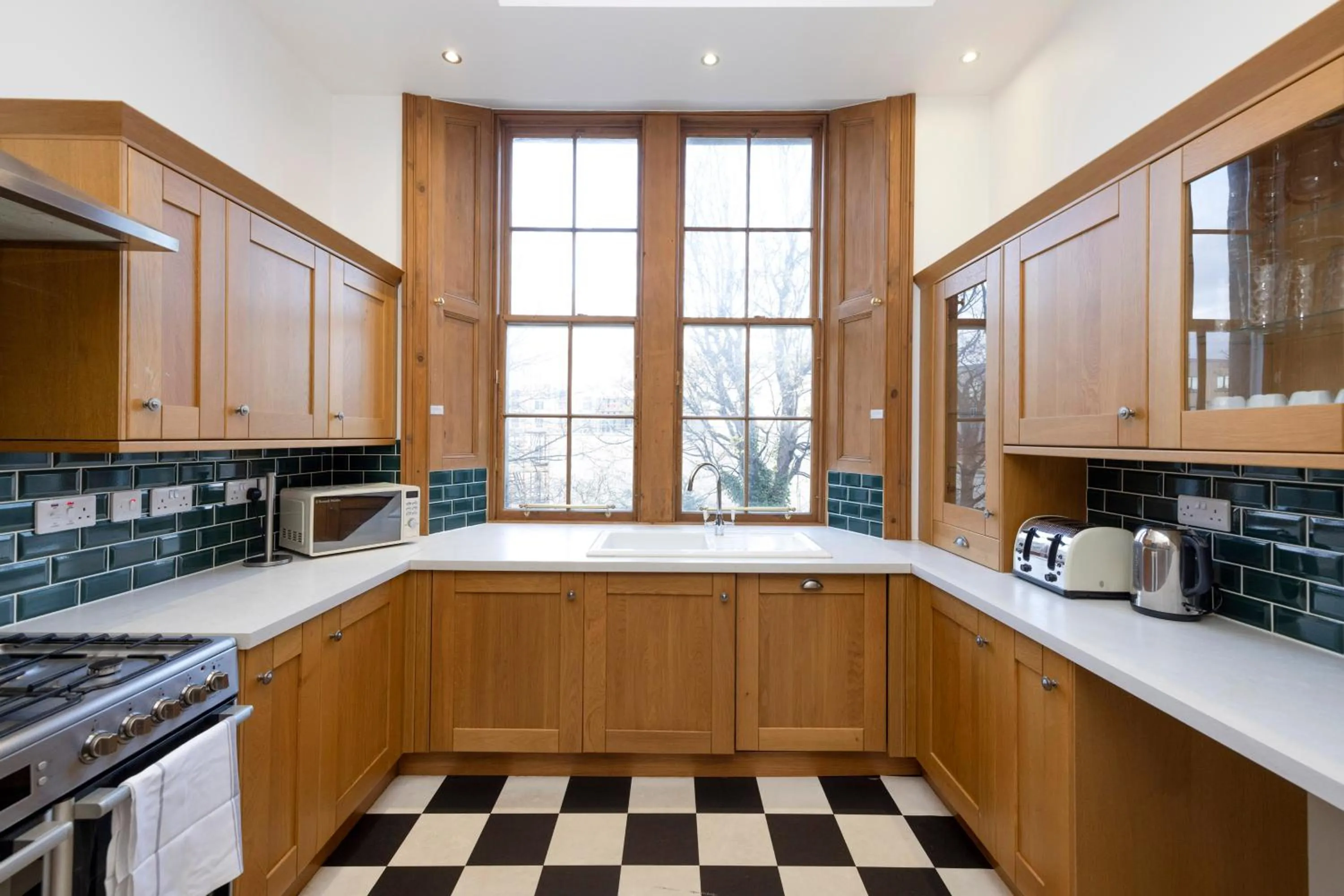 Kitchen or kitchenette in JOIVY 5 Bedroom Apt near Meadows and George Square