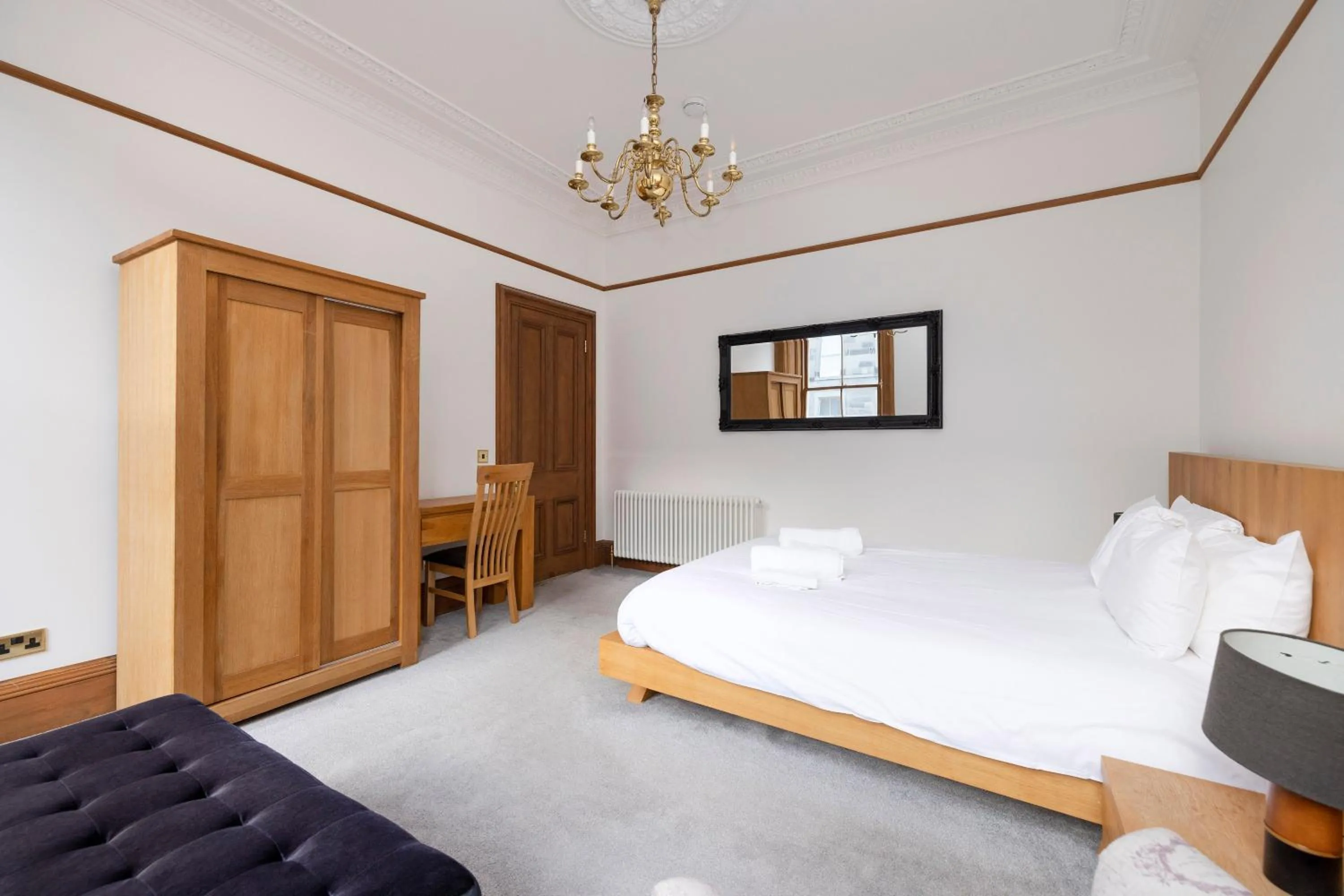 Bed in JOIVY 5 Bedroom Apt near Meadows and George Square