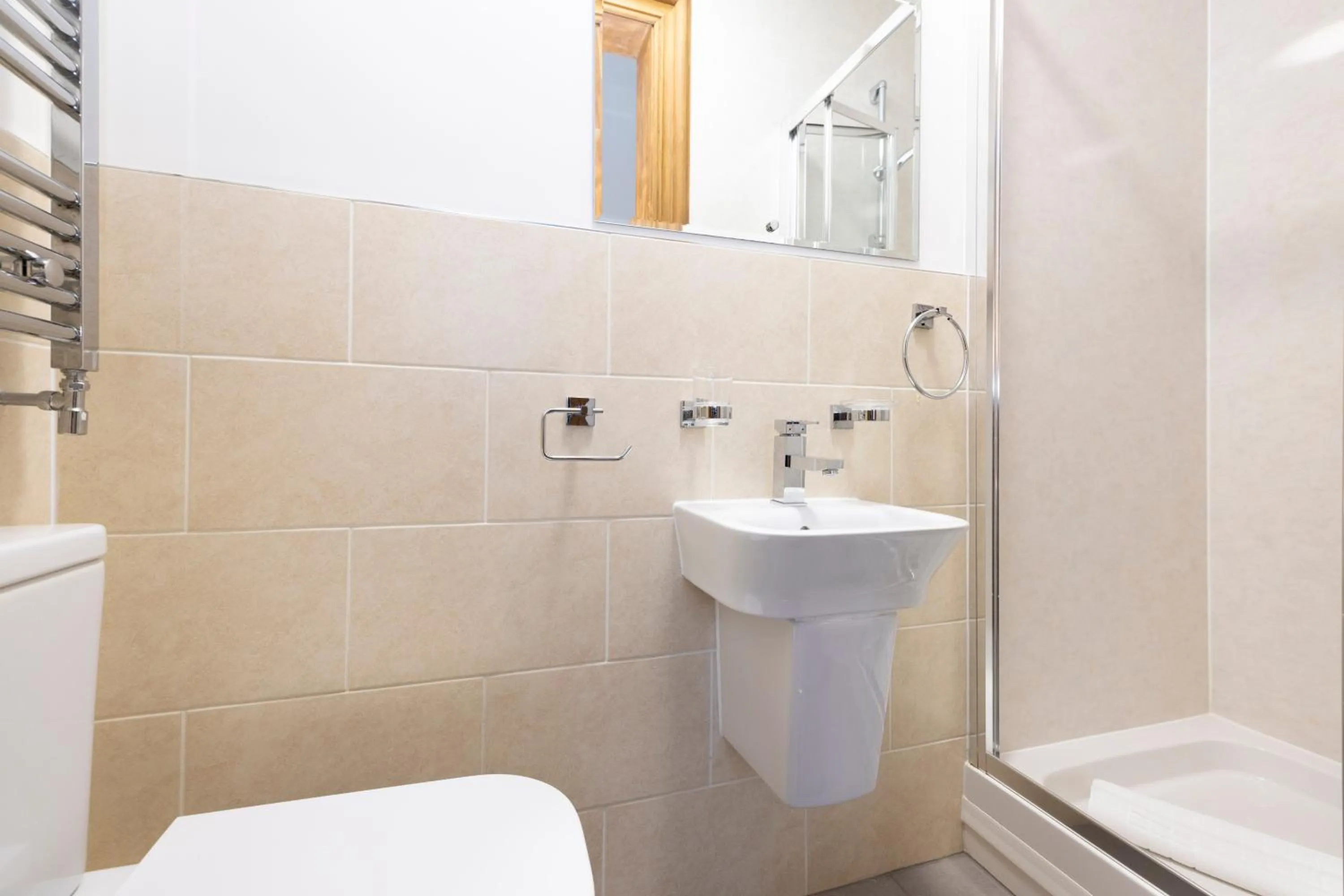 Bathroom in JOIVY 5 Bedroom Apt near Meadows and George Square