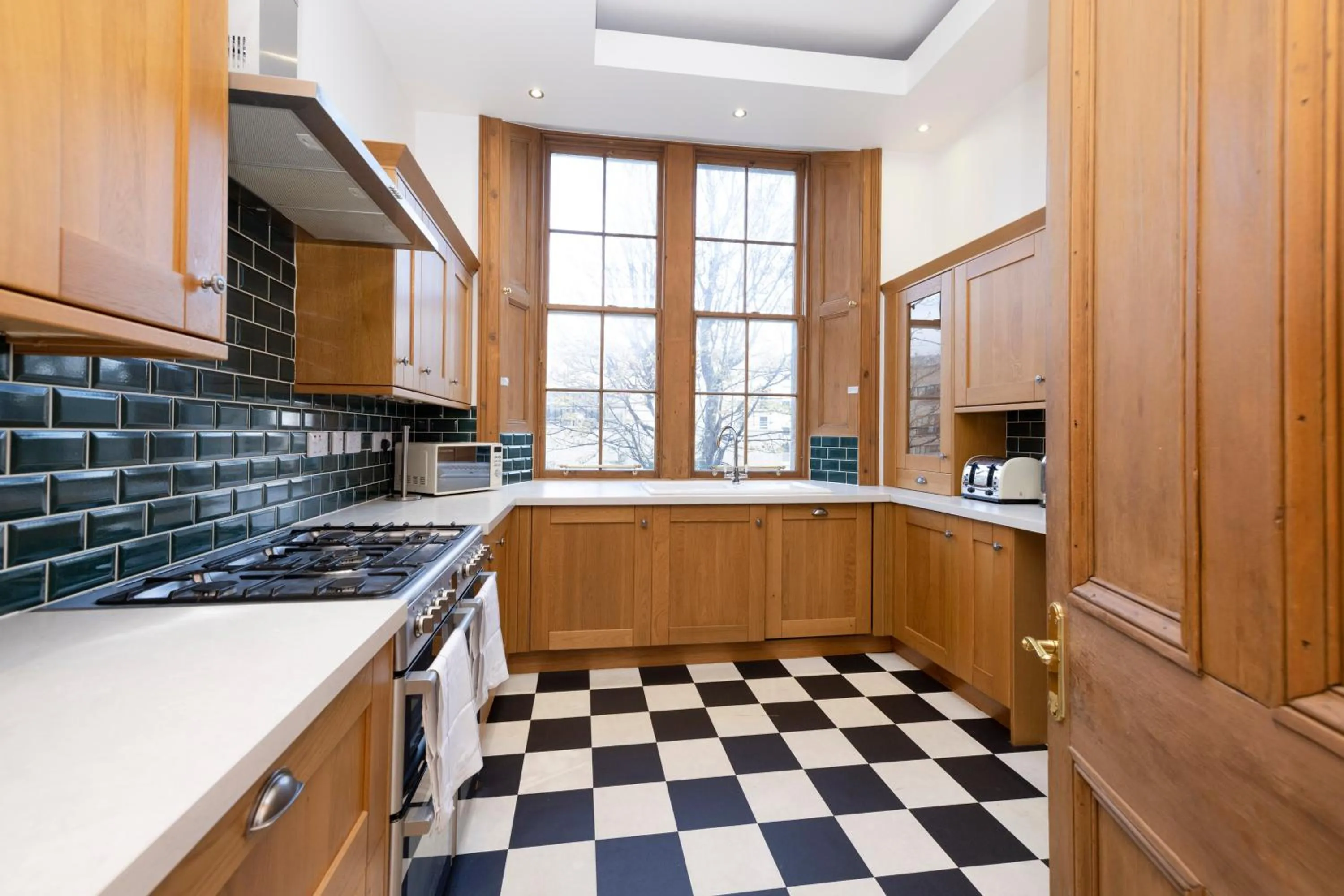 Kitchen or kitchenette in JOIVY 5 Bedroom Apt near Meadows and George Square