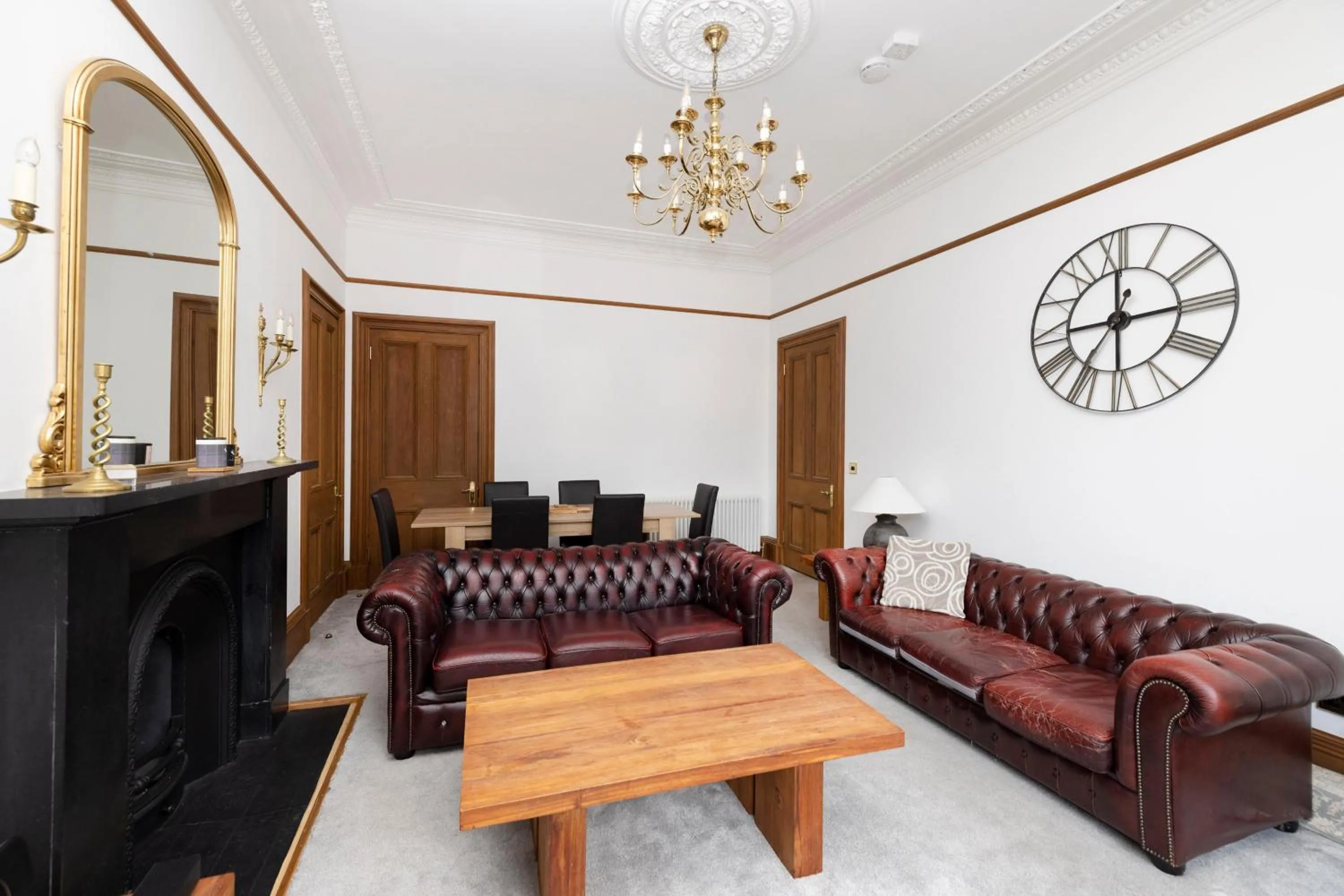 Living room in JOIVY 5 Bedroom Apt near Meadows and George Square