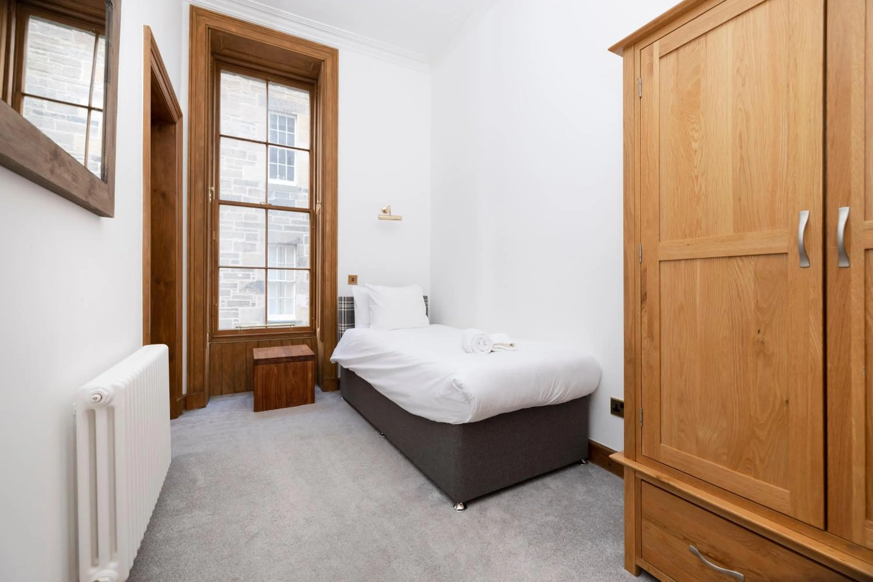 Bed in JOIVY 5 Bedroom Apt near Meadows and George Square